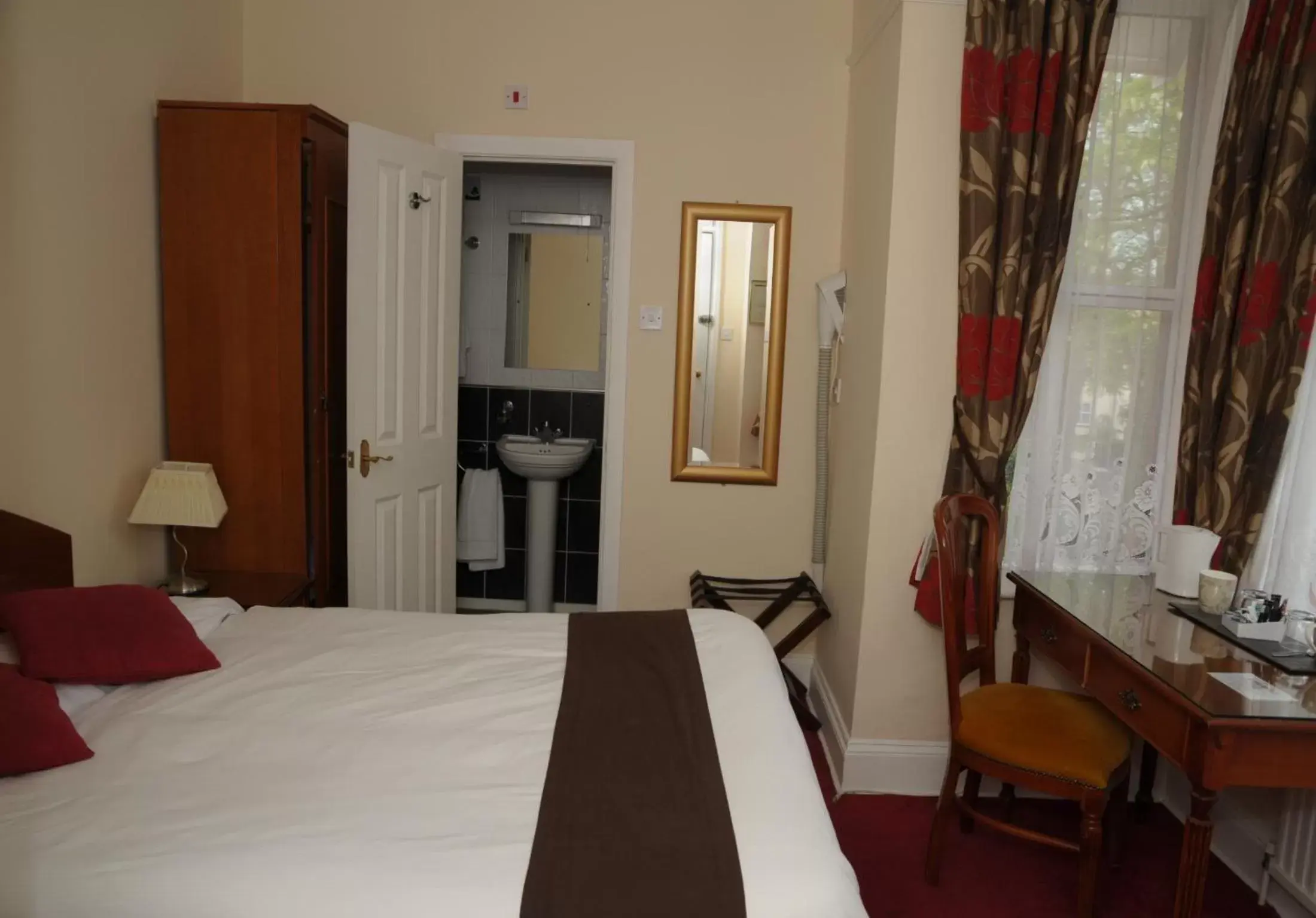 Bedroom, Bed in Wimblehurst Hotel