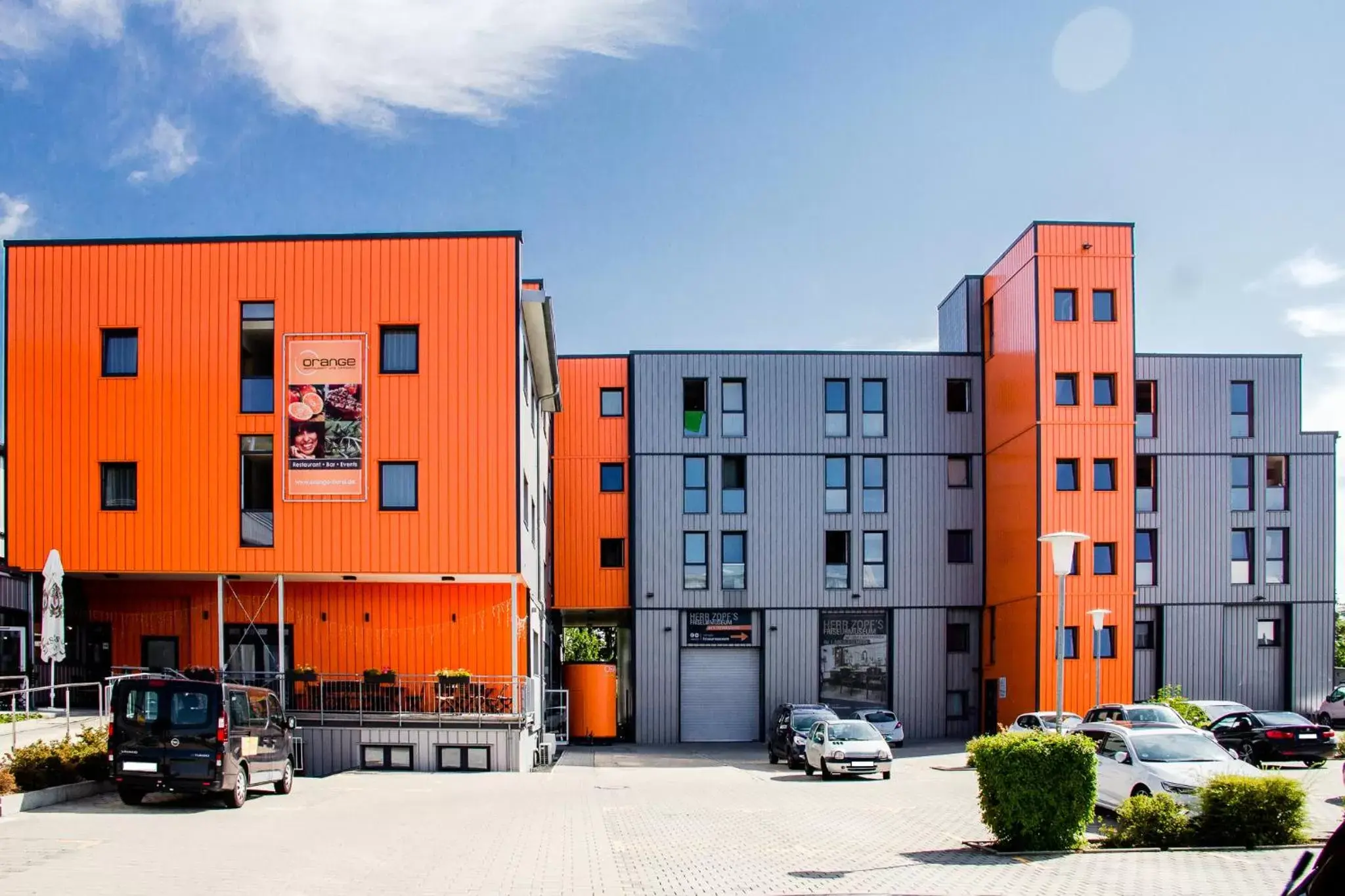 Patio, Property Building in Orange Hotel und Apartments