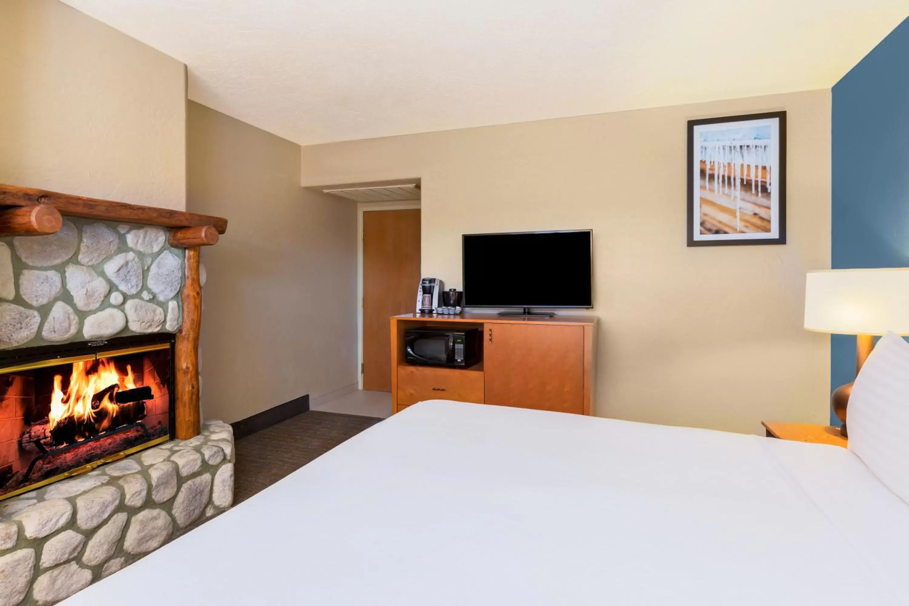 Bed in Holiday Inn Resort The Lodge at Big Bear Lake, an IHG Hotel