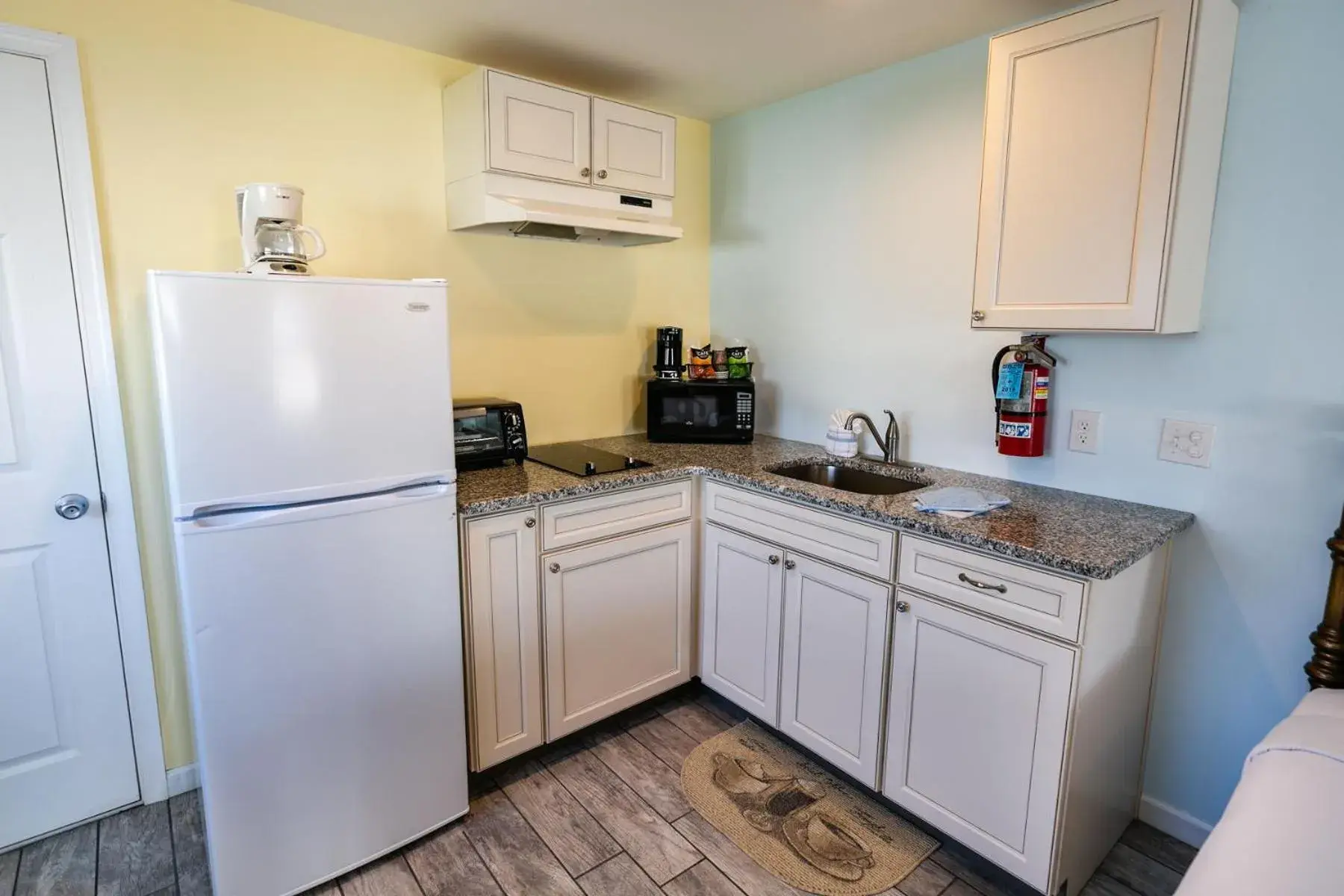 Kitchen or kitchenette, Kitchen/Kitchenette in Daytona Inn and Suites