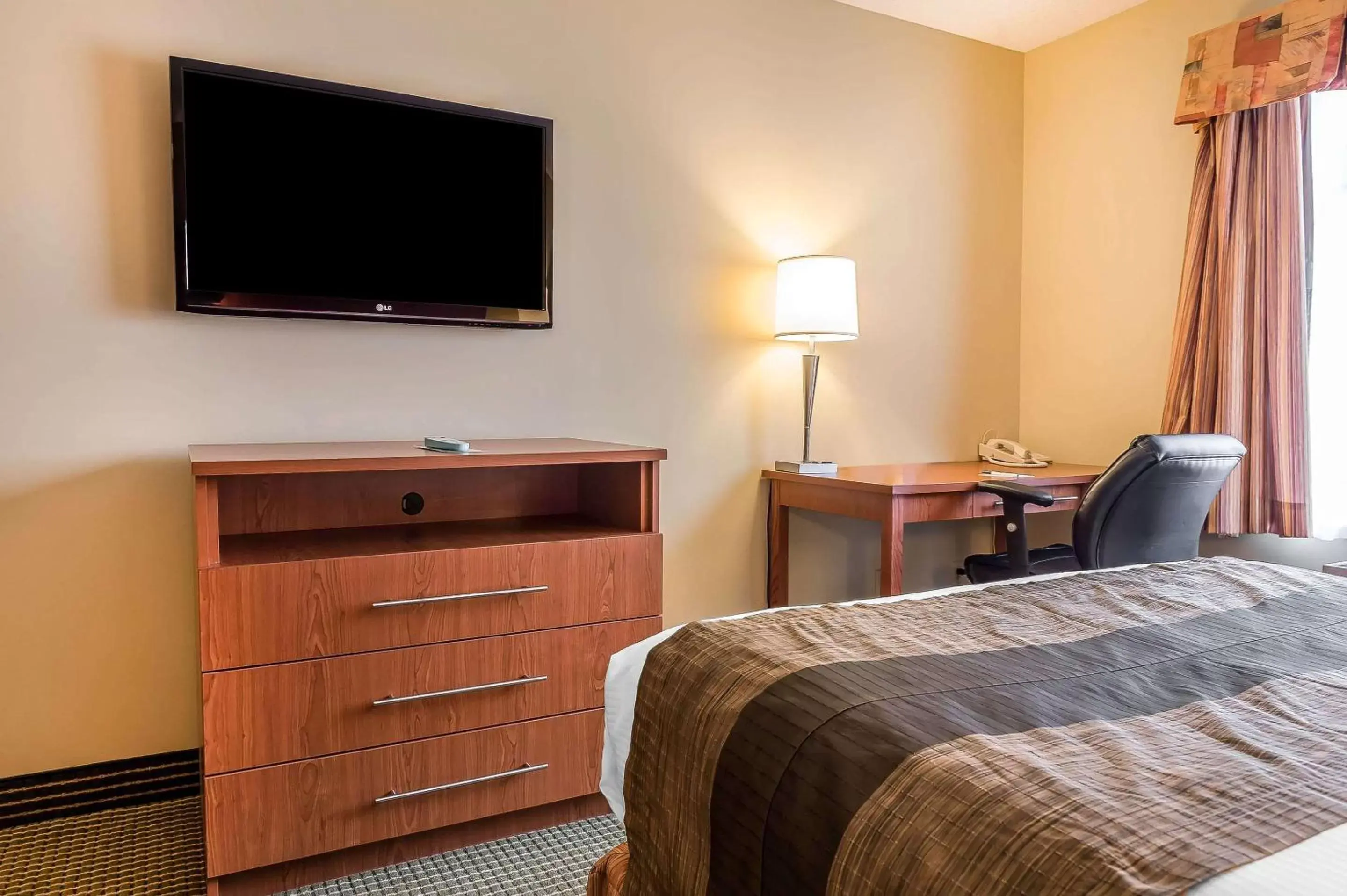 Photo of the whole room, TV/Entertainment Center in Quality Inn & Suites Hawkesbury