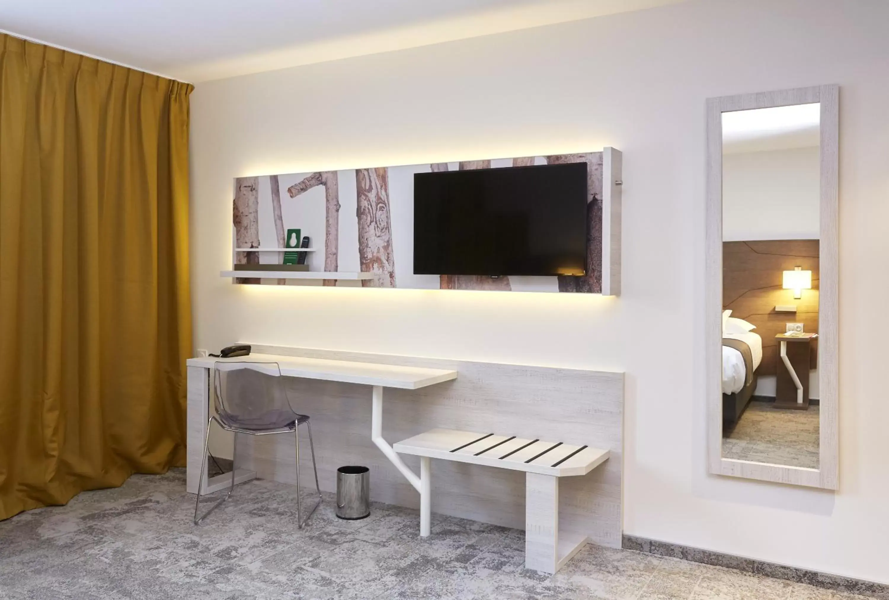 Communal lounge/ TV room, TV/Entertainment Center in Mercure Belfort Centre