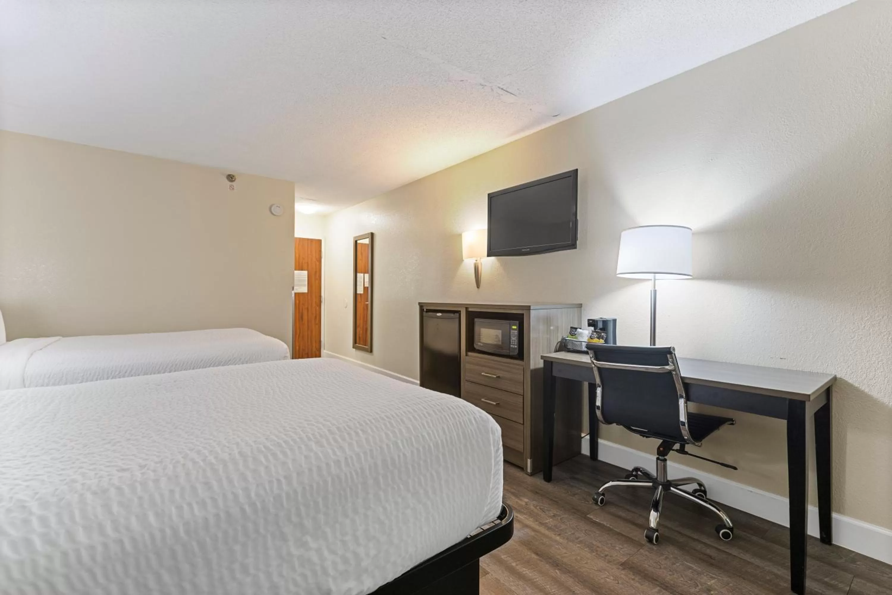 TV and multimedia, Bed in Clarion Pointe Savannah Gateway I-95