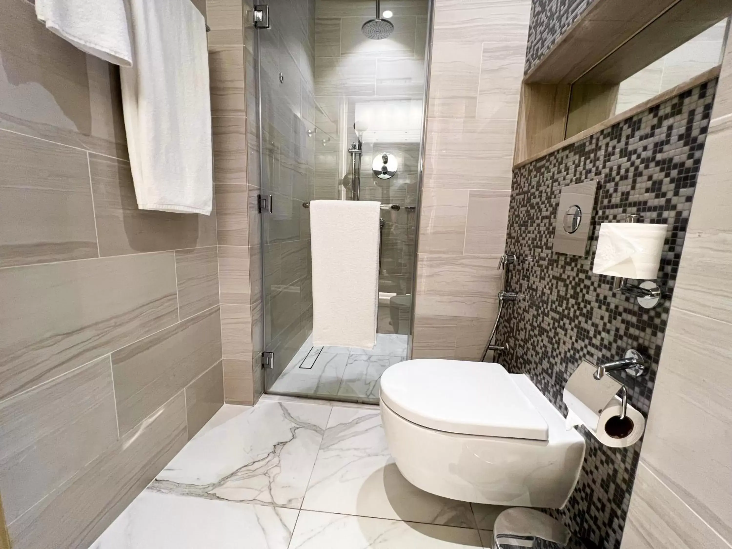 Shower, Bathroom in Grayton Hotel by Blazon Hotels