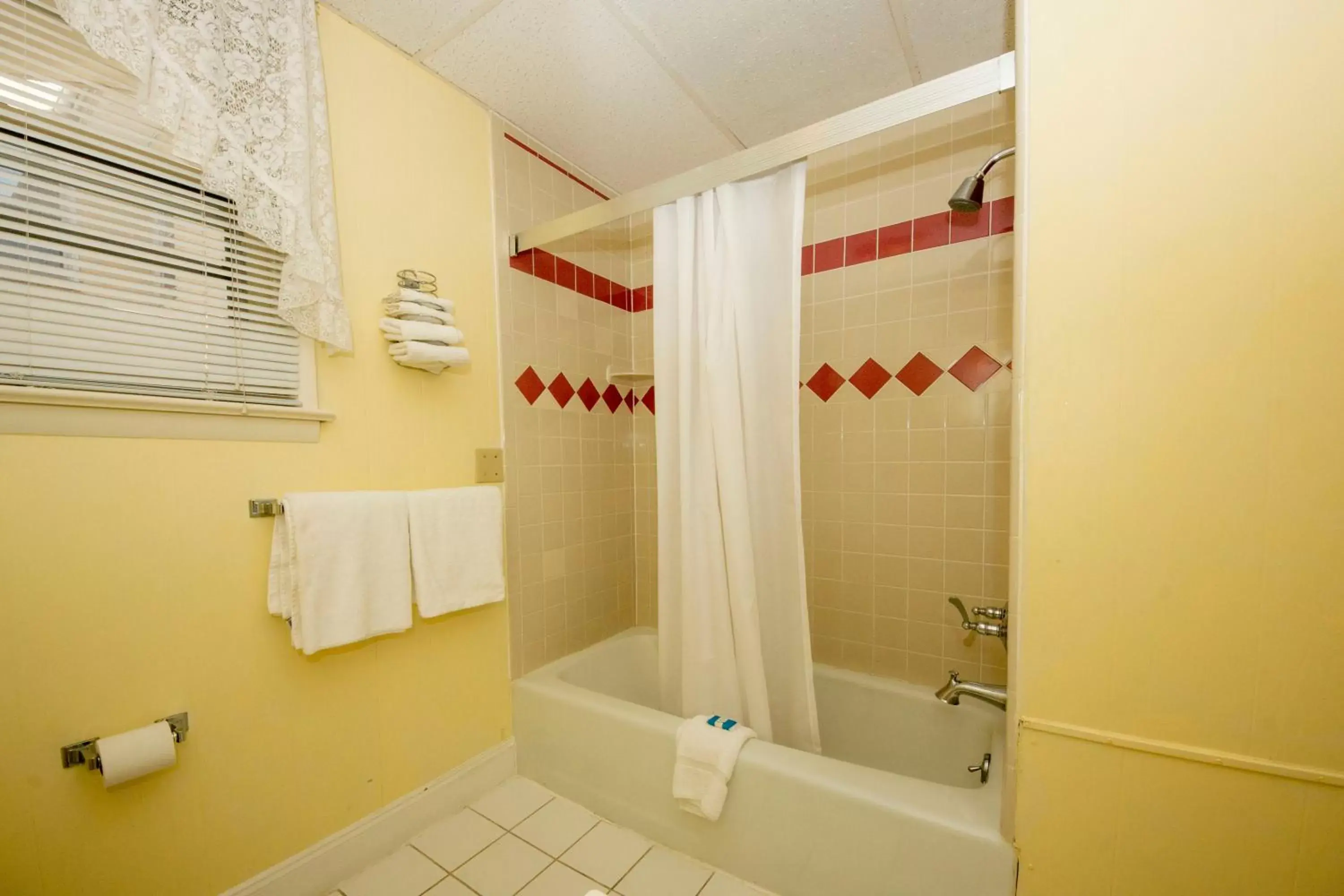 Bathroom in Simmons Motel and Suites