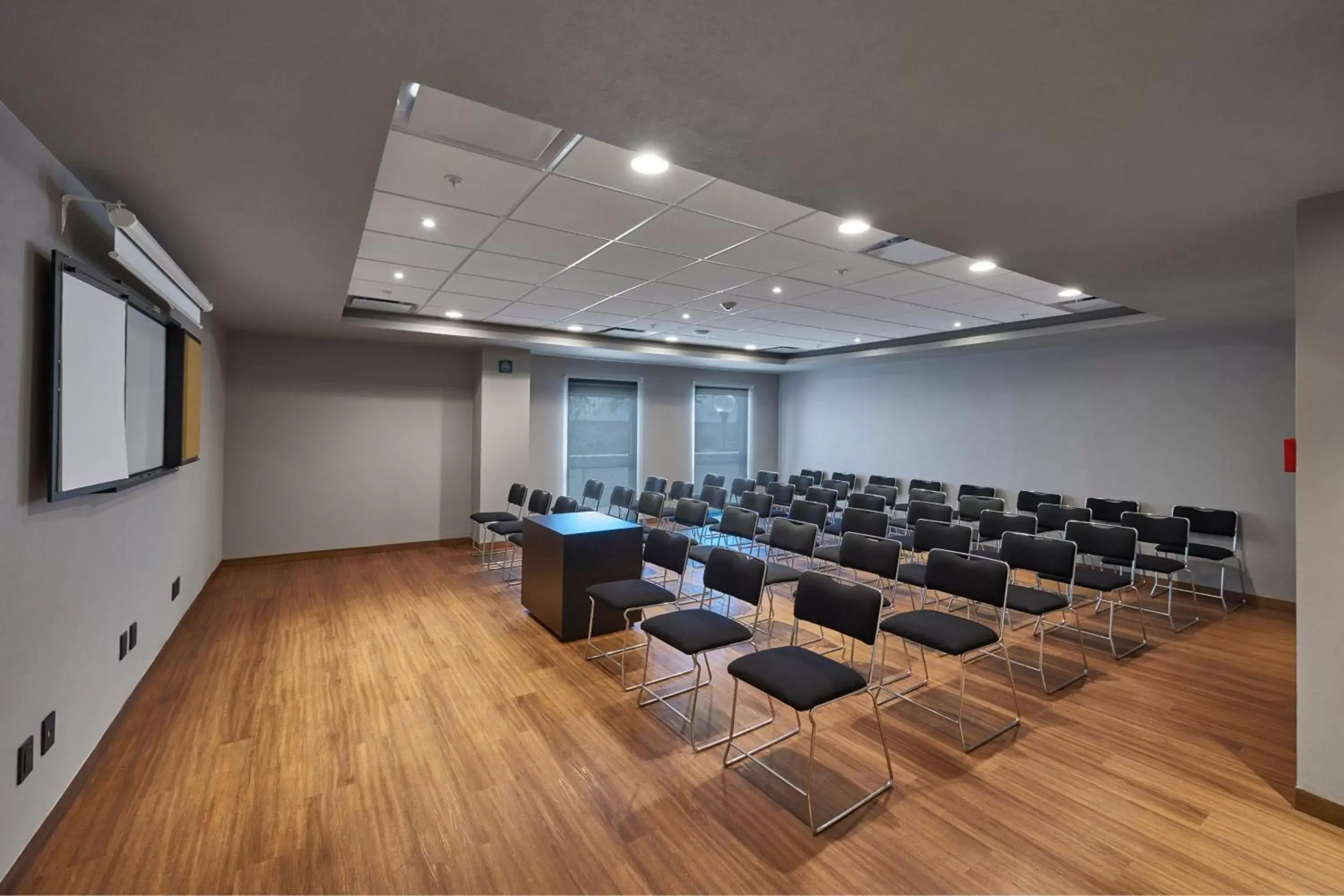 Meeting/conference room in City Express Suites by Marriott Queretaro