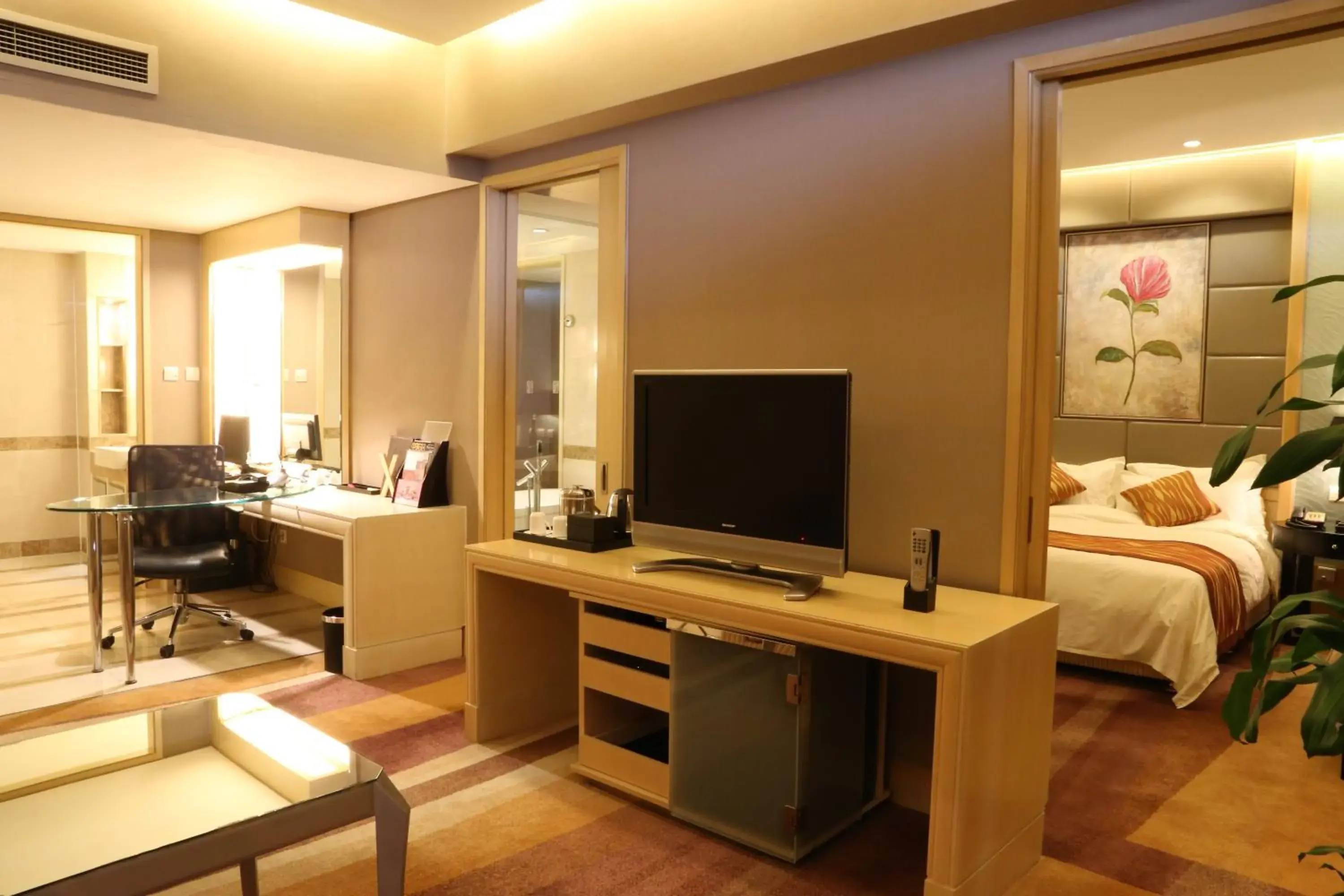 Living room, TV/Entertainment Center in Wenjin Hotel, Beijing