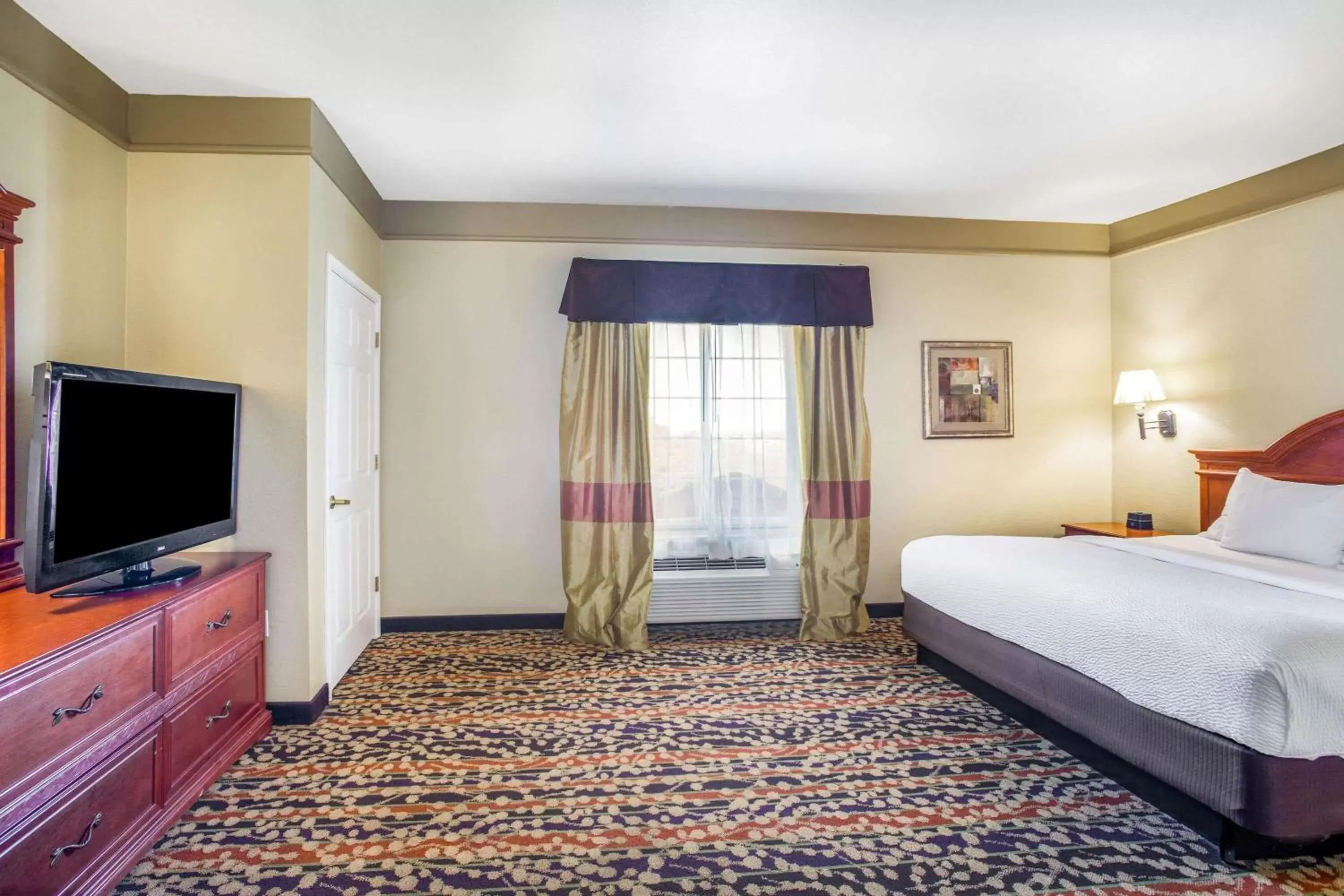 Photo of the whole room, Bed in La Quinta by Wyndham Belton - Temple South