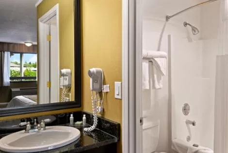 King Room - Accessible/Non-Smoking in Quality Inn & Suites Fife Seattle