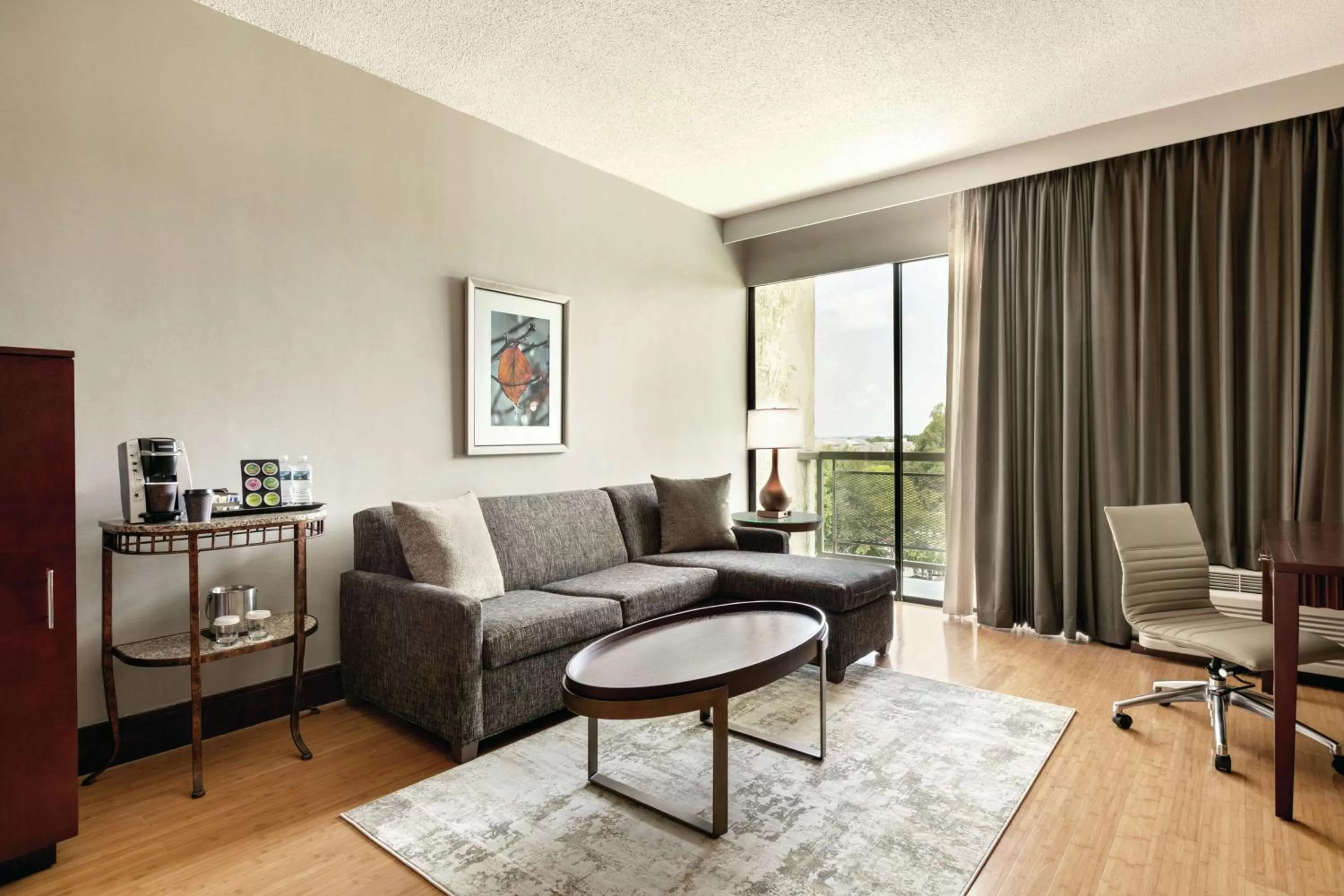 Living room in DoubleTree by Hilton Atlanta Northeast/Northlake