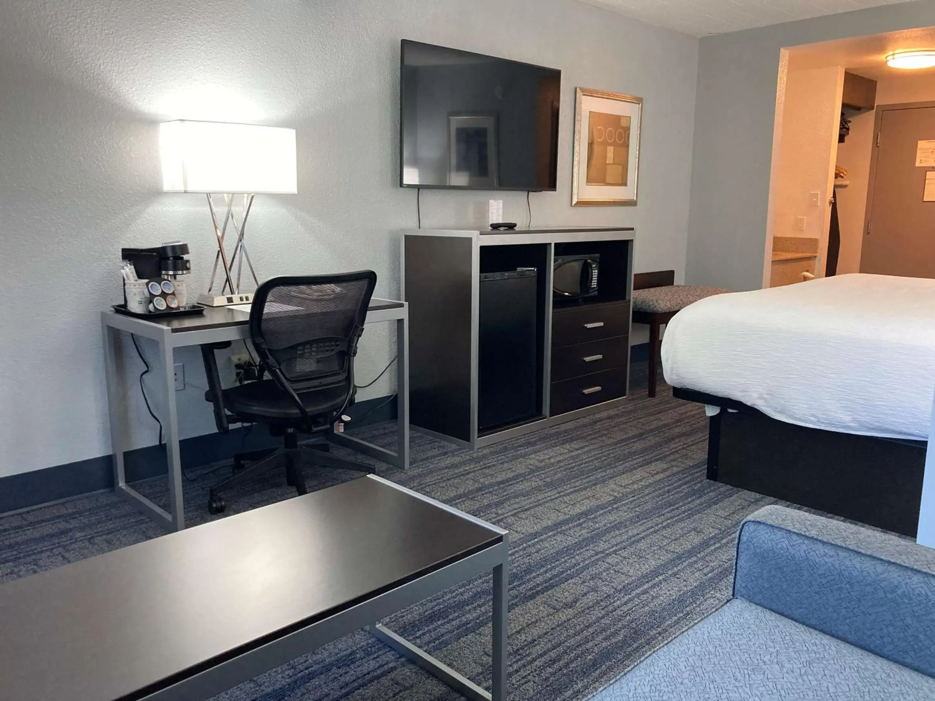 Bedroom, TV/Entertainment Center in Best Western Plus Reading Inn & Suites