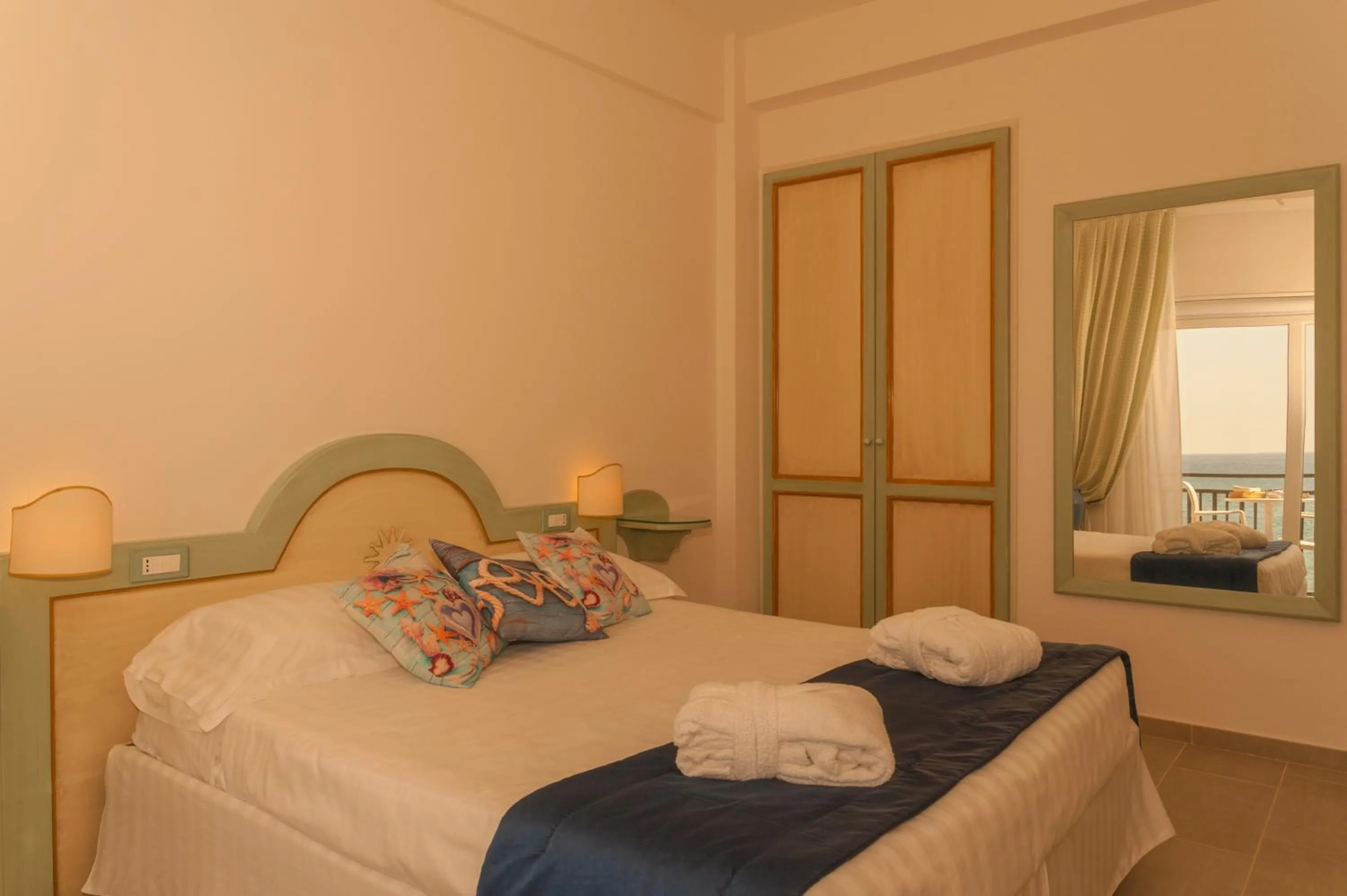 Photo of the whole room, Bed in Summit Hotel