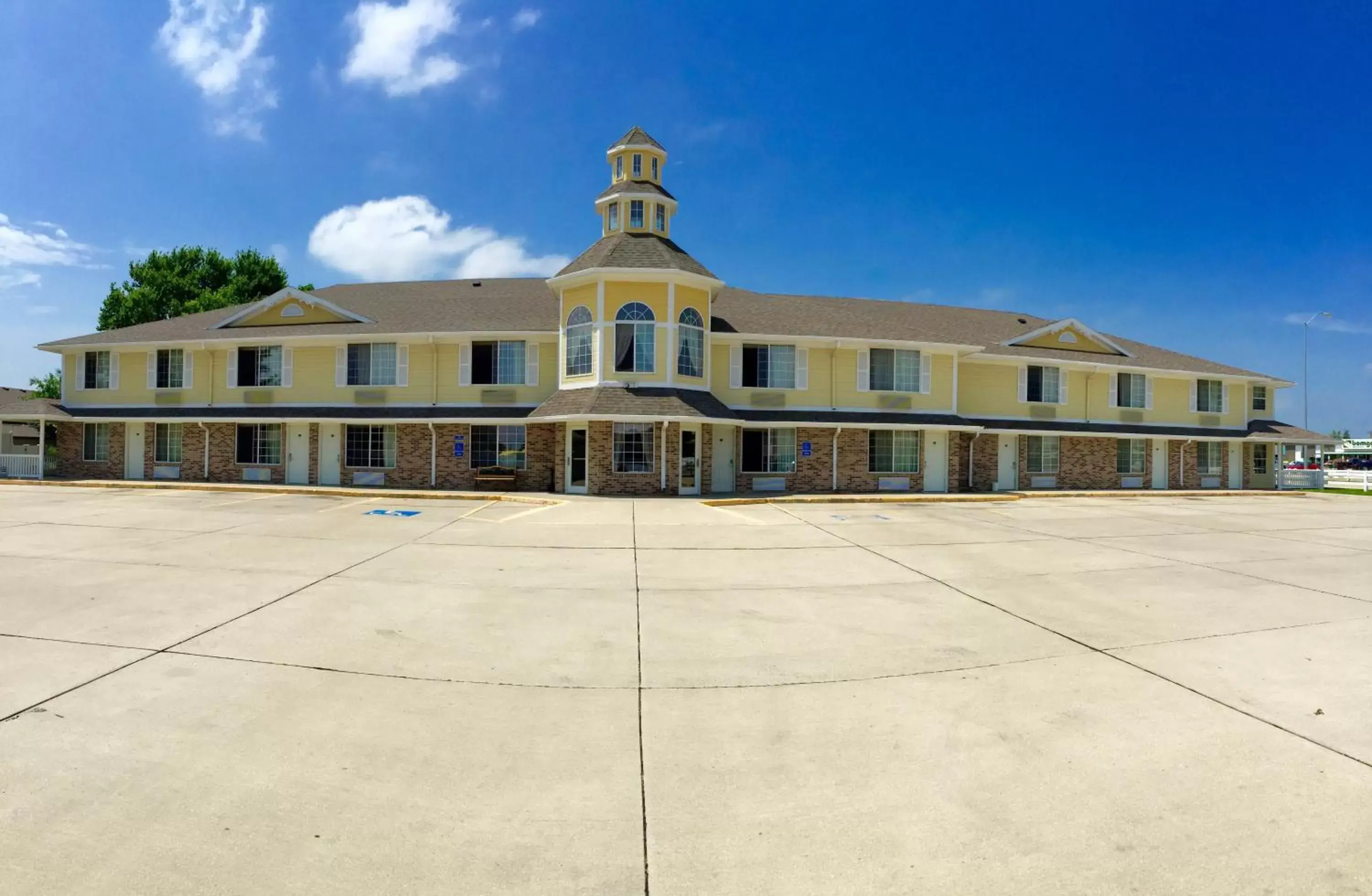 Facade/entrance, Property Building in Platte Valley Inn