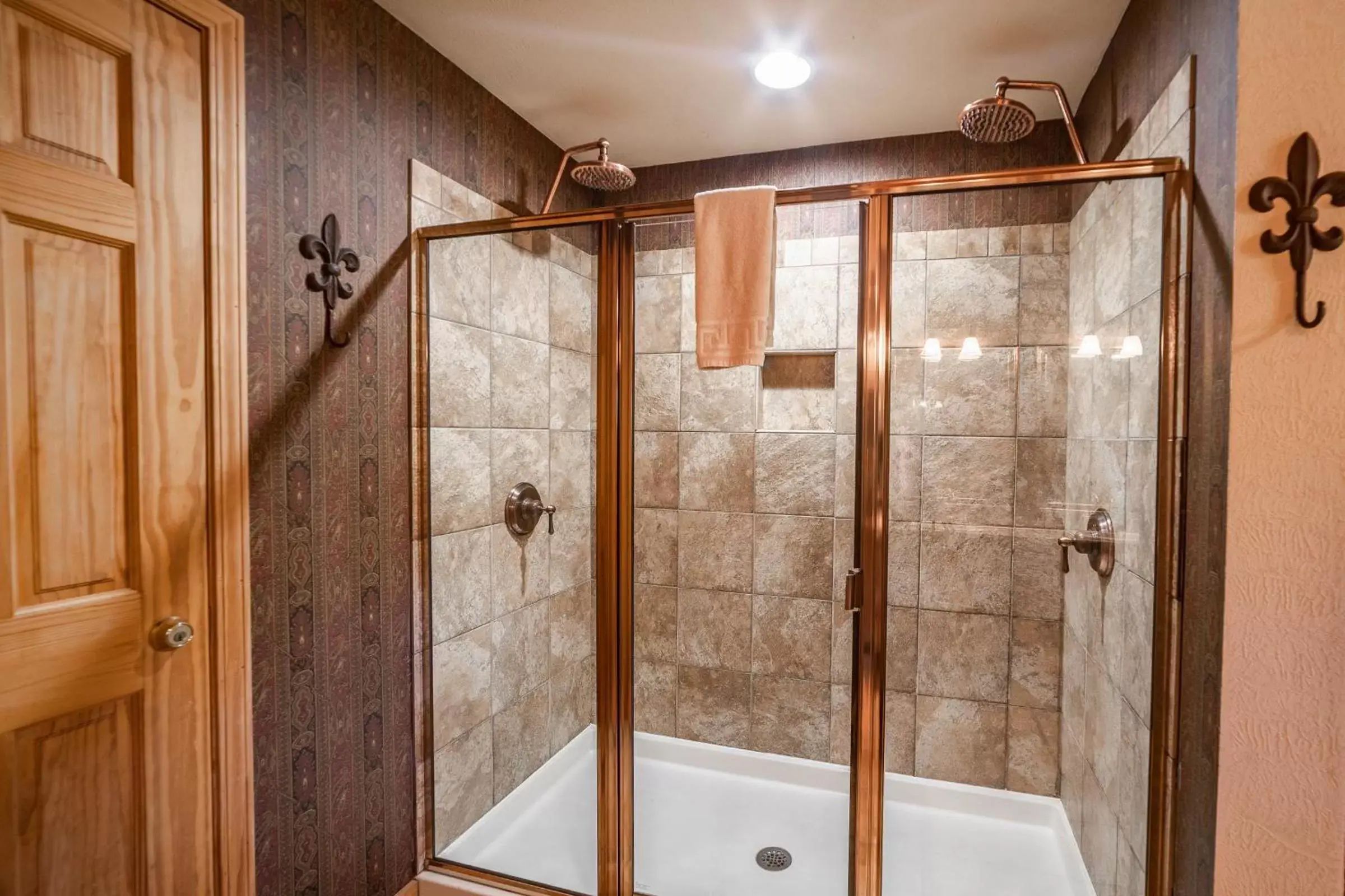 Shower, Bathroom in Cabins at Grand Mountain