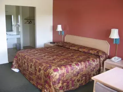 Bed in Heritage House Motel