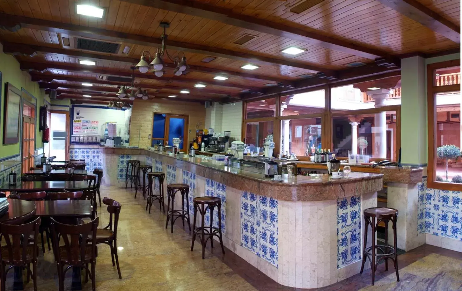 Lounge or bar, Restaurant/Places to Eat in Hotel Menano