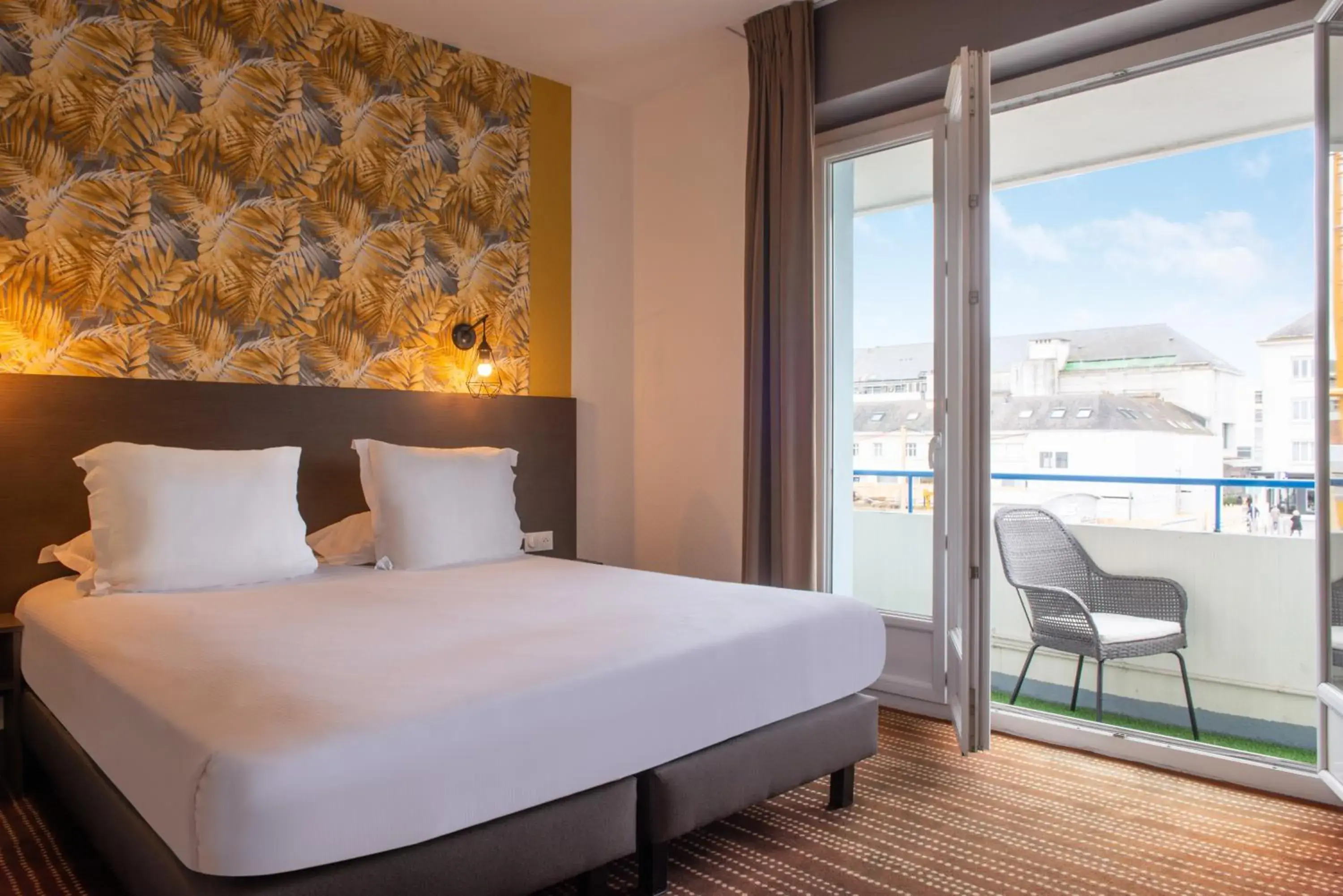Bed in The Originals City, Hotel de l'Europe, Saint-Nazaire