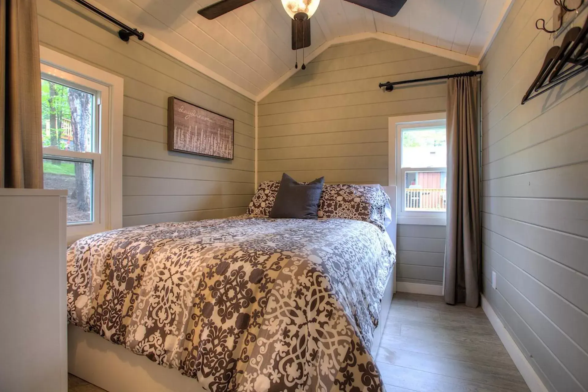 Bedroom, Bed in Somerset Lakeside Resort