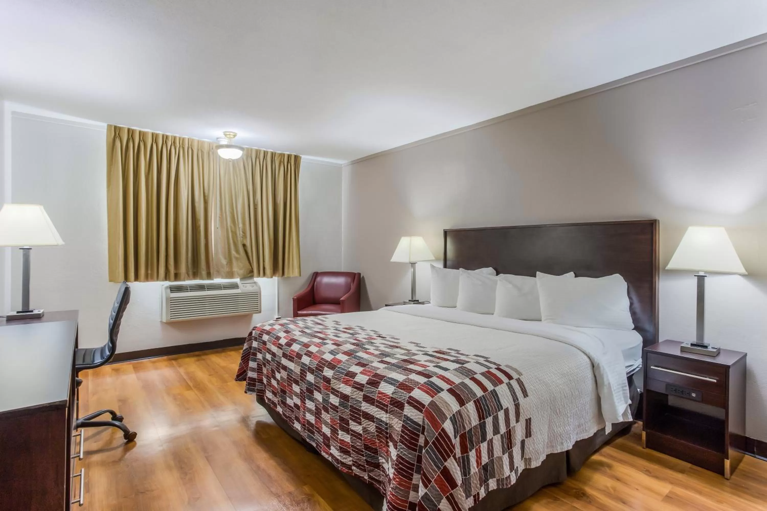 Photo of the whole room in Red Roof Inn Meridian