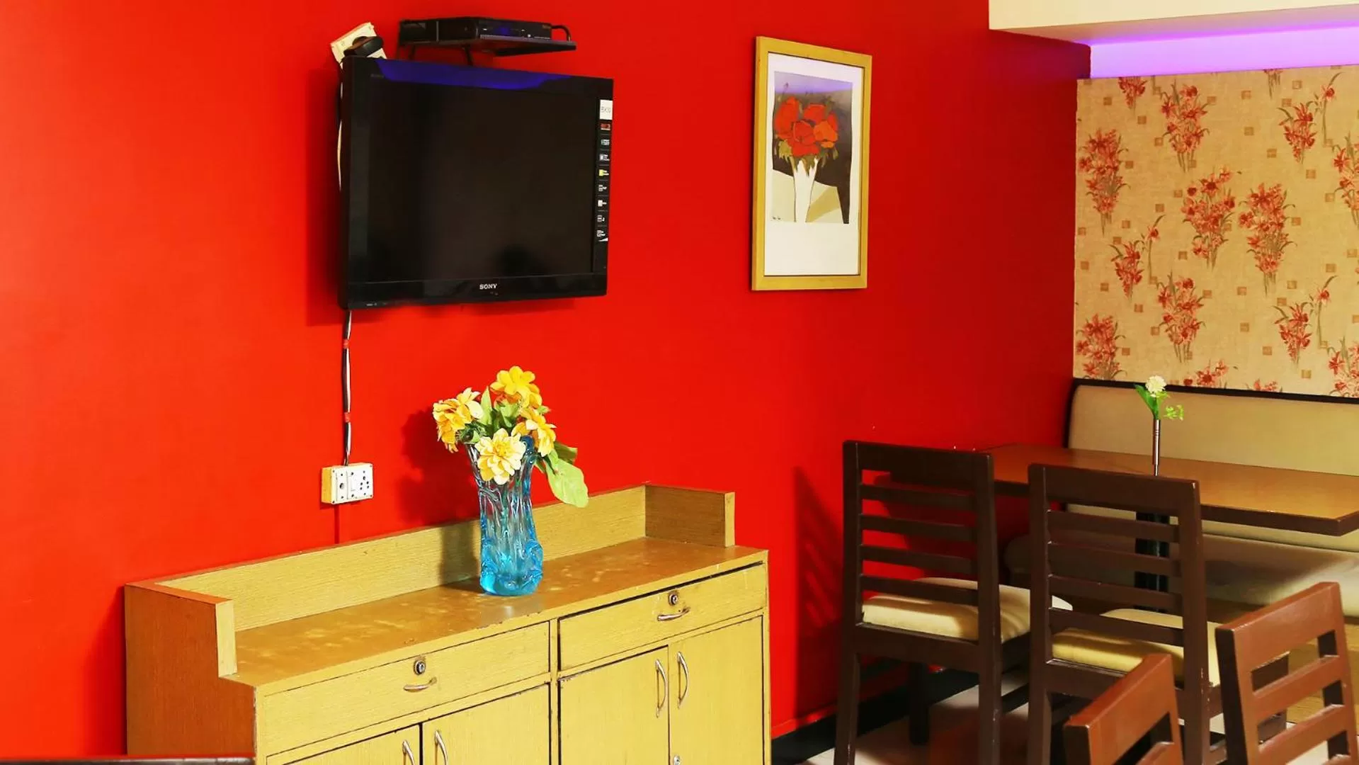 Restaurant/places to eat in Hotel Rajavihar