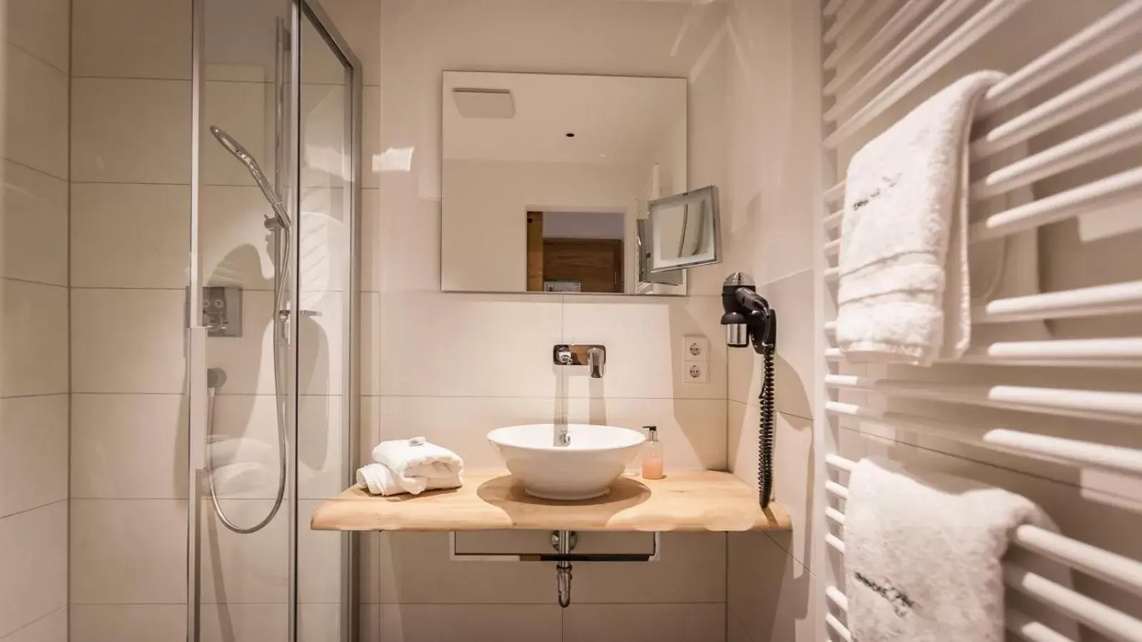 Photo of the whole room, Bathroom in Bollenhuthotel Kirnbacher Hof