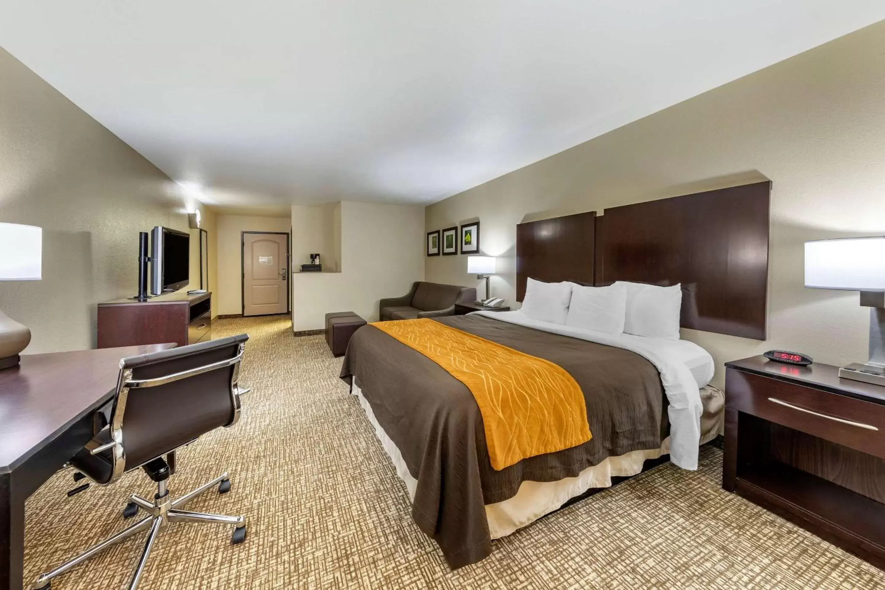 Bed in Comfort Inn and Suites Colton/San Bernardino