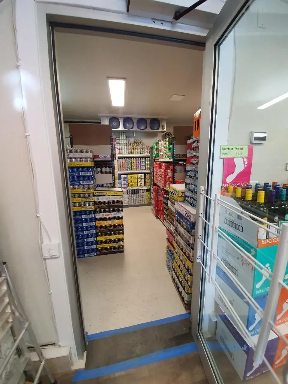 On-site shops, Supermarket/Shops in Sundre Motor Inn