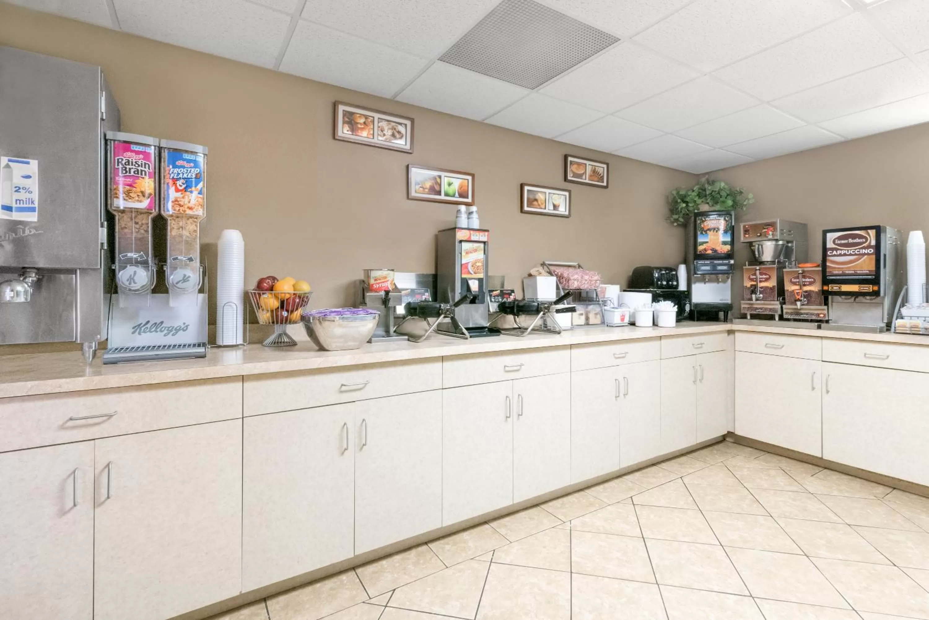 Restaurant/places to eat in Super 8 by Wyndham Chamberlain SD