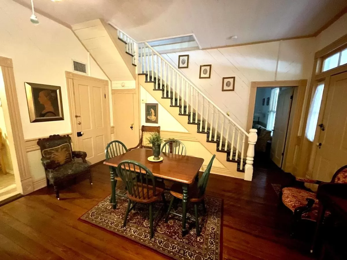 Living room, Dining Area in Grady House Bed and Breakfast