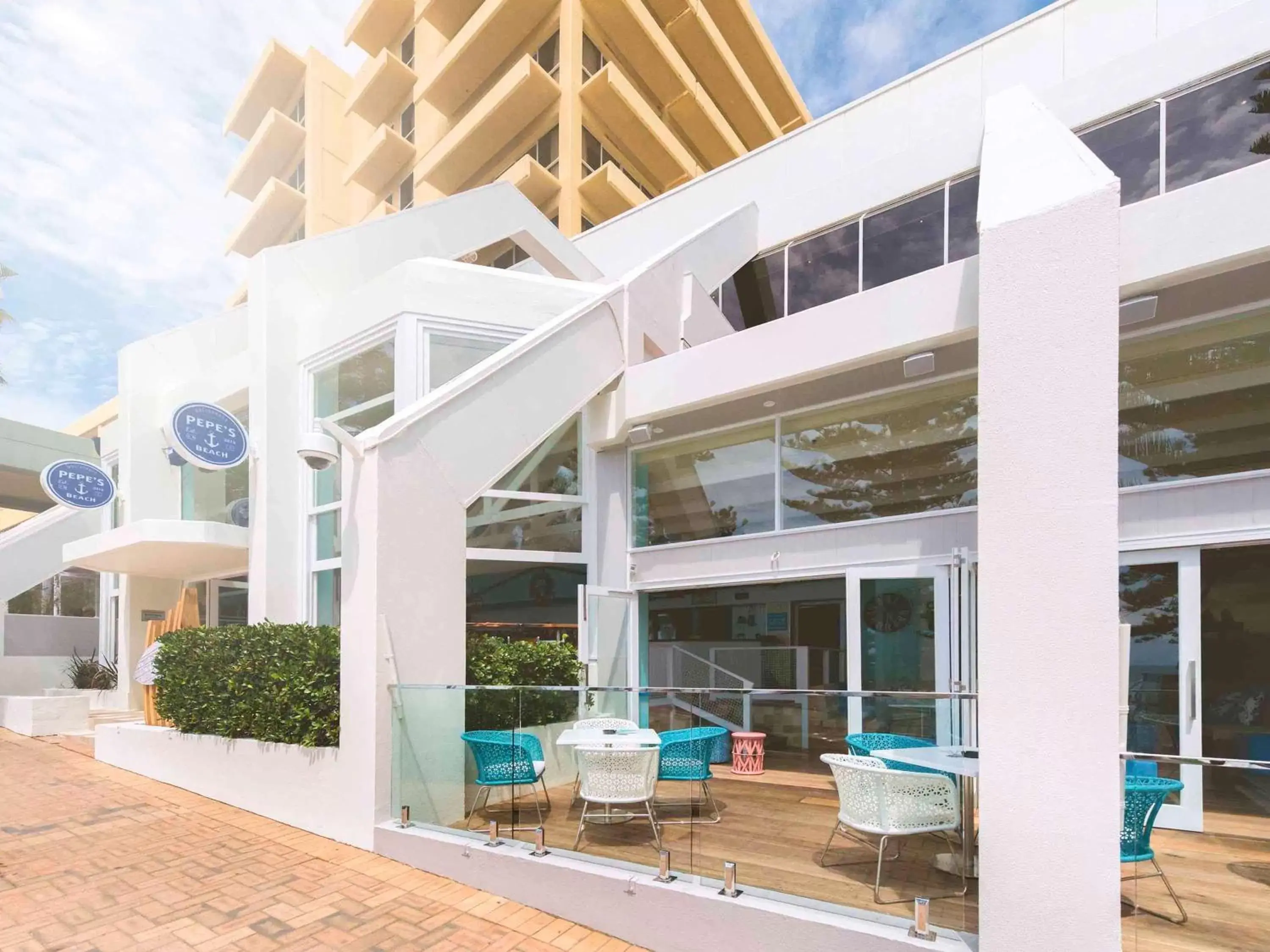 Lounge or bar, Property Building in Novotel Wollongong Northbeach