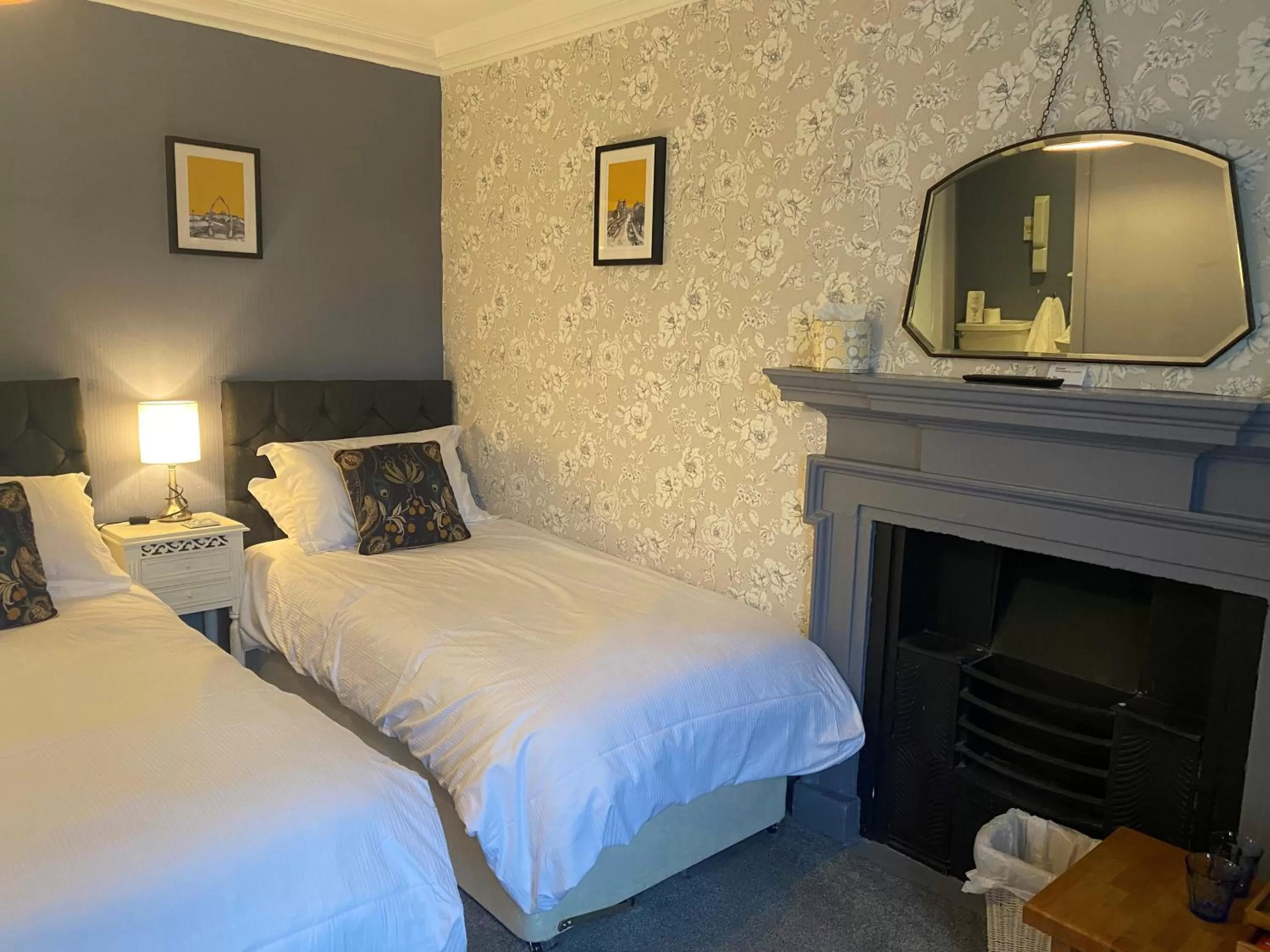 Bed, TV/Entertainment Center in Talbot House Bed & Breakfast and Tearoom