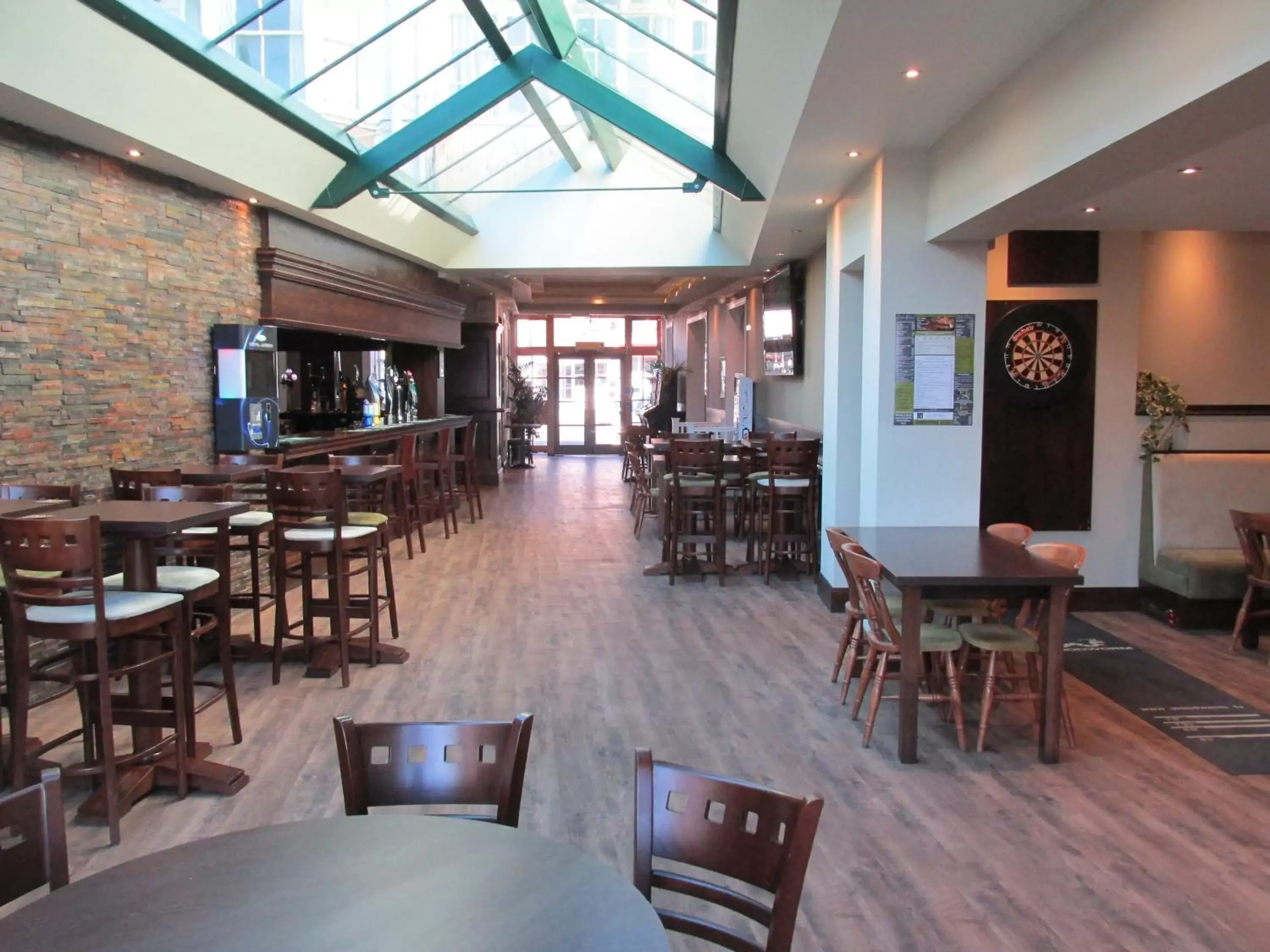 Lounge or bar, Restaurant/Places to Eat in The Harboro Hotel