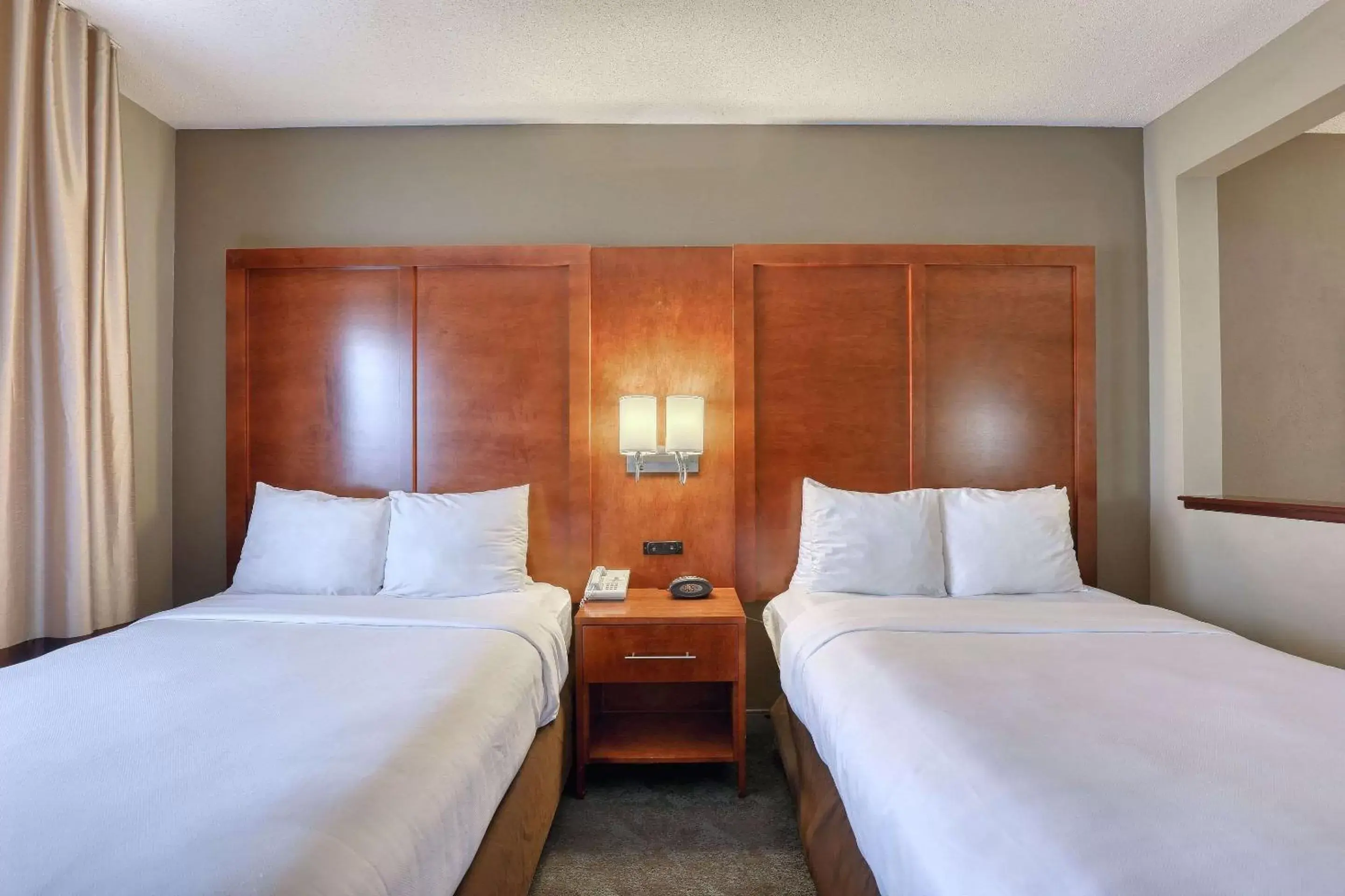 Bedroom, Bed in Comfort Suites Madison West