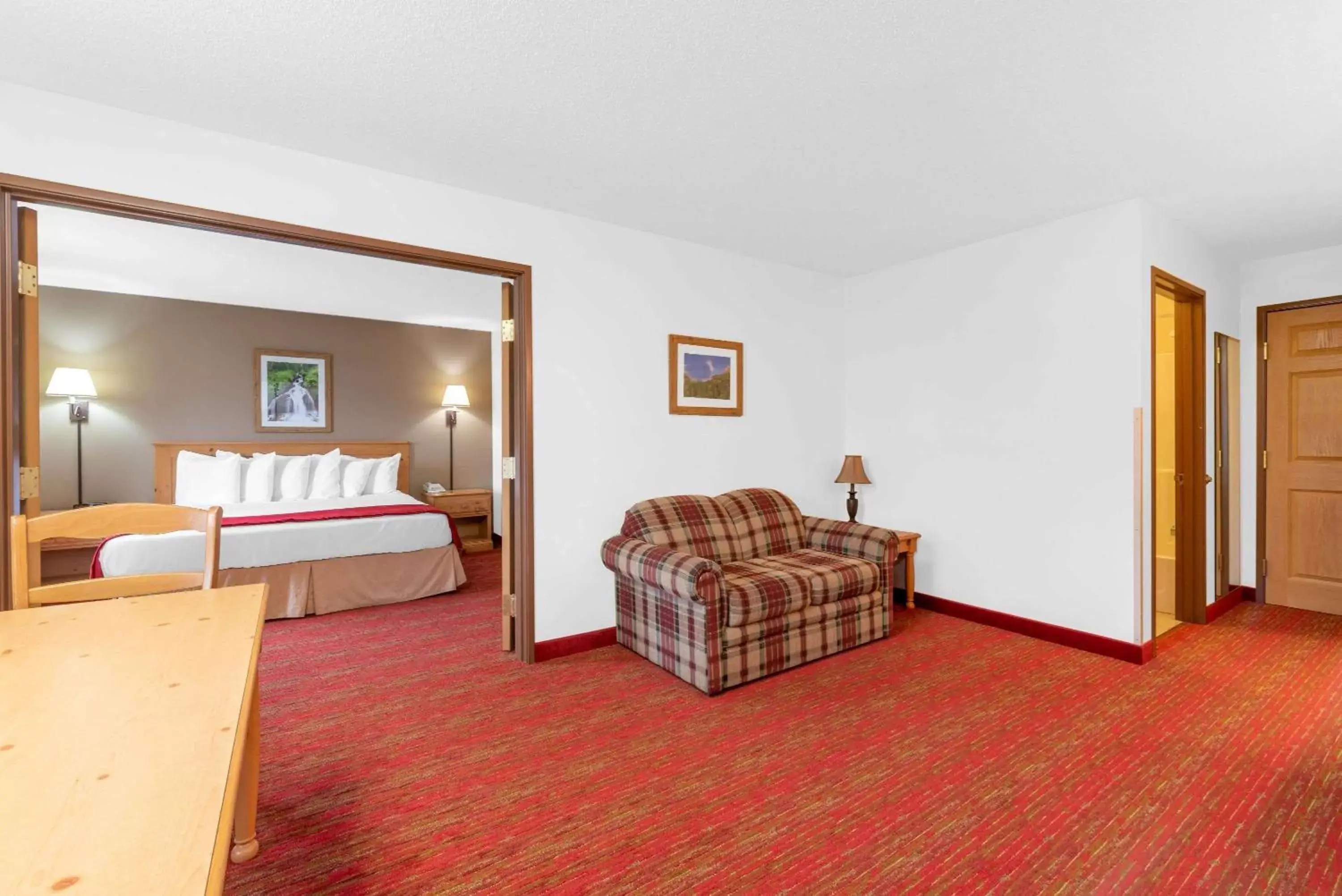 Photo of the whole room, Seating Area in Summerset Hotel and Suites Rapid City West