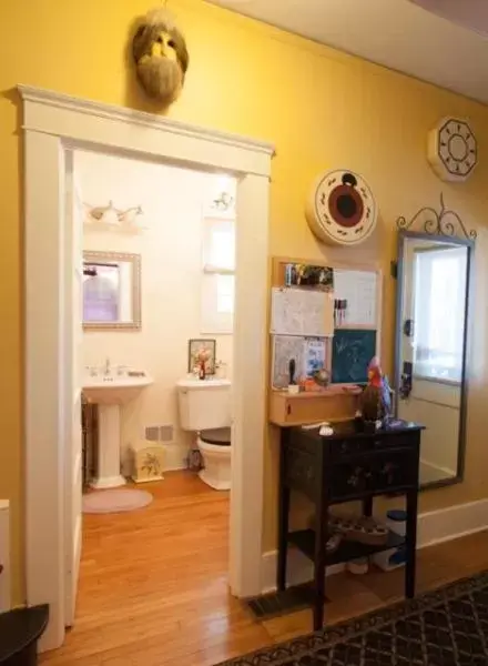 Queen Room with Garden View in Burnt Toast Inn