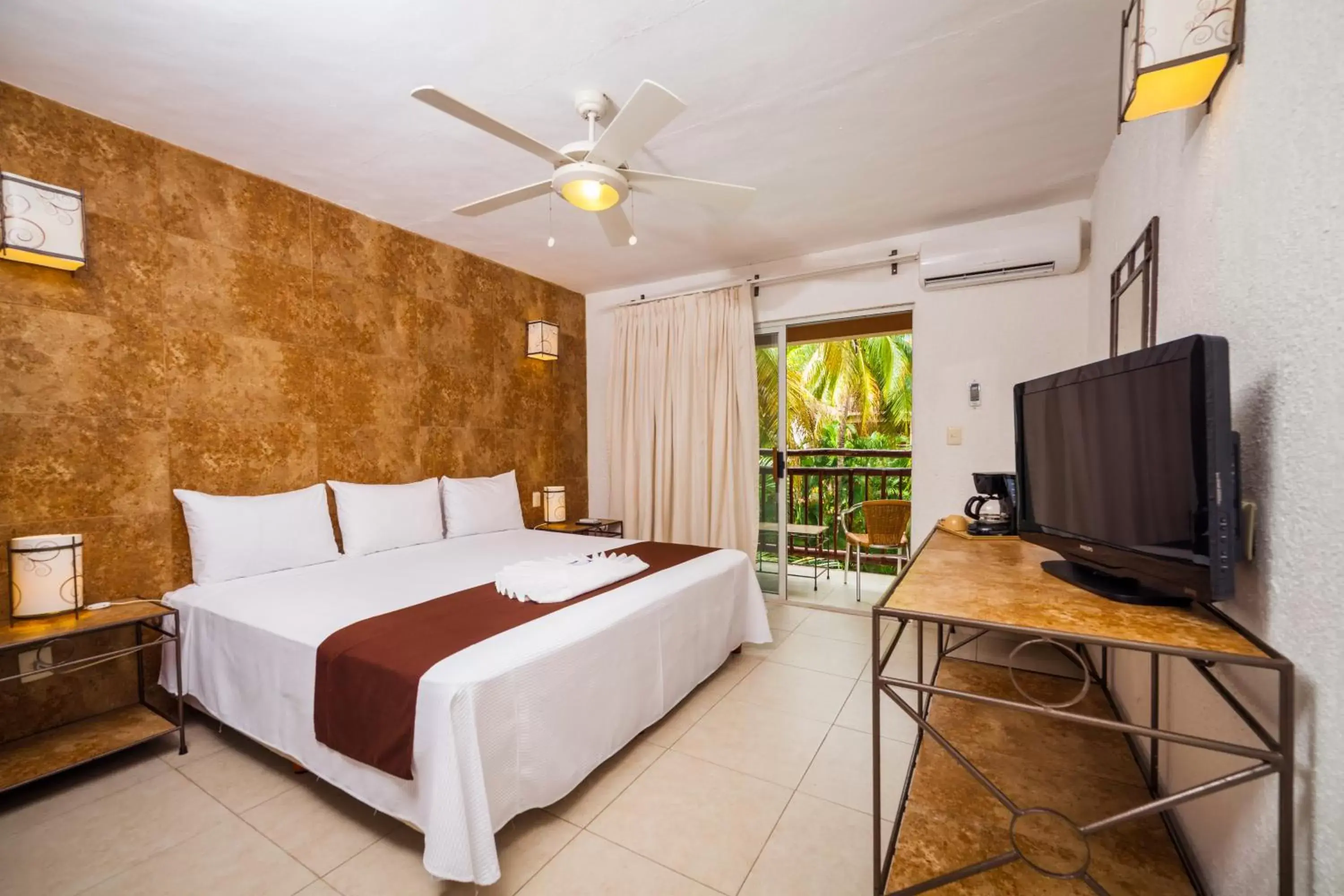 Bed, TV/Entertainment Center in Tukan Hotel Playa del Carmen