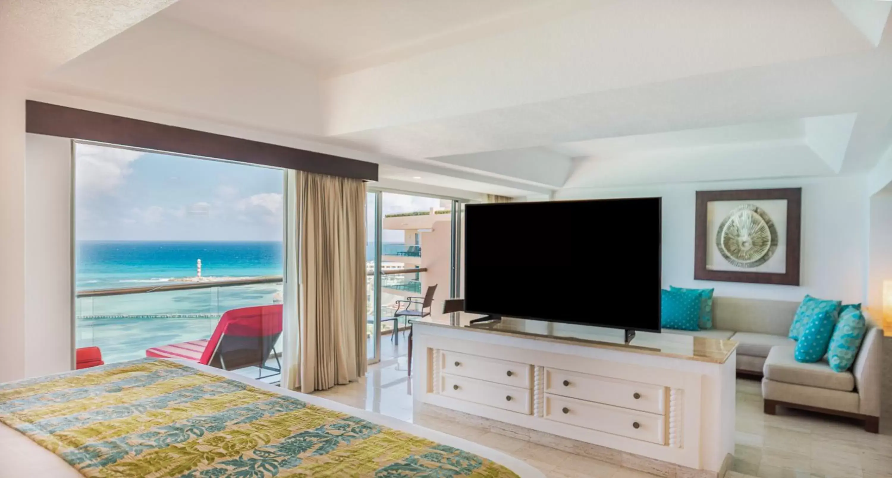 Photo of the whole room, TV/Entertainment Center in Grand Fiesta Americana Coral Beach Cancun - All Inclusive