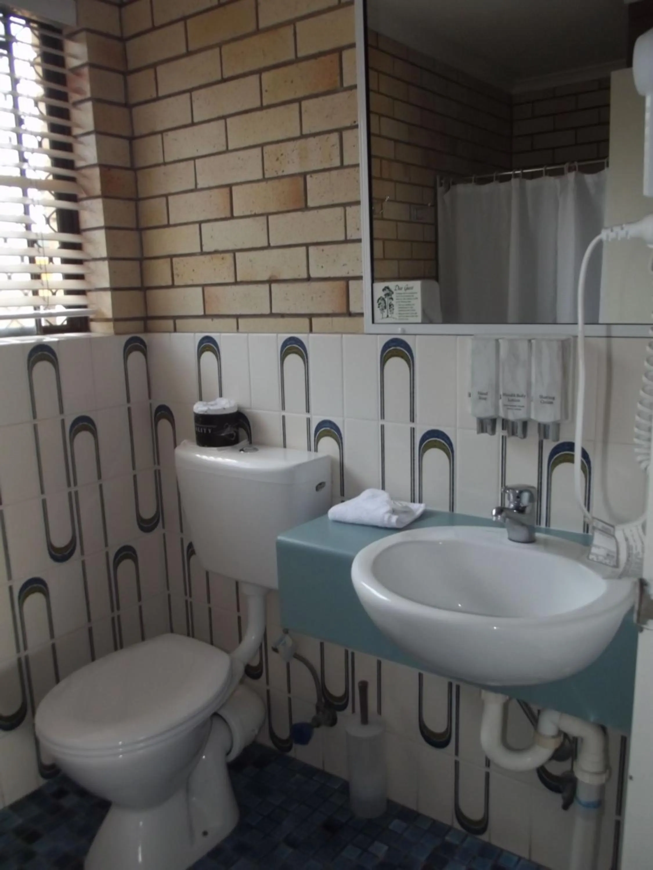 Bathroom in Bridge Street Motor Inn