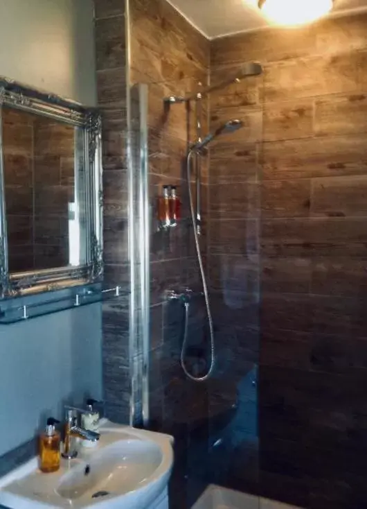 Shower, Bathroom in The White House Hotel