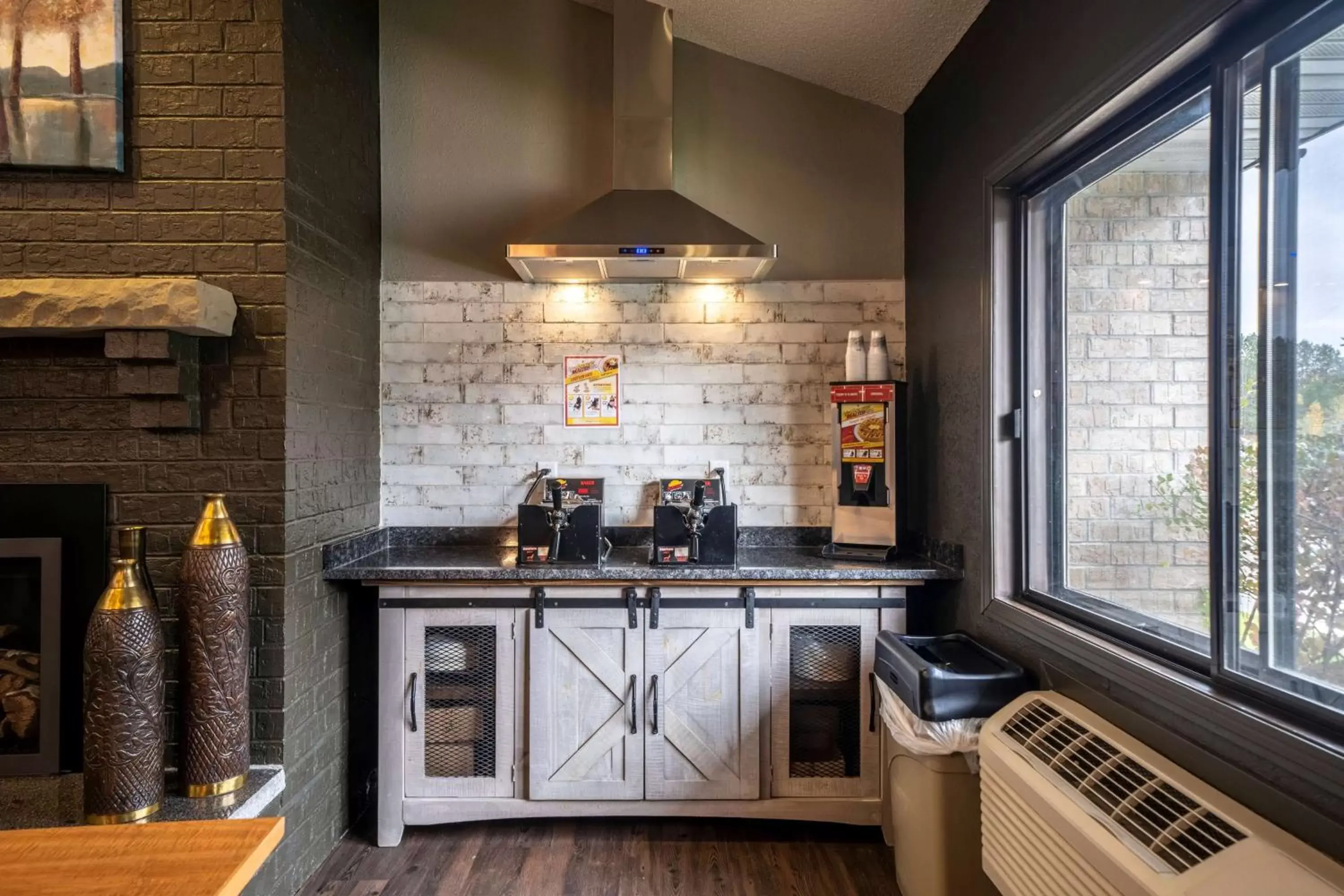 Lobby or reception, Kitchen/Kitchenette in AmericInn by Wyndham Grand Rapids