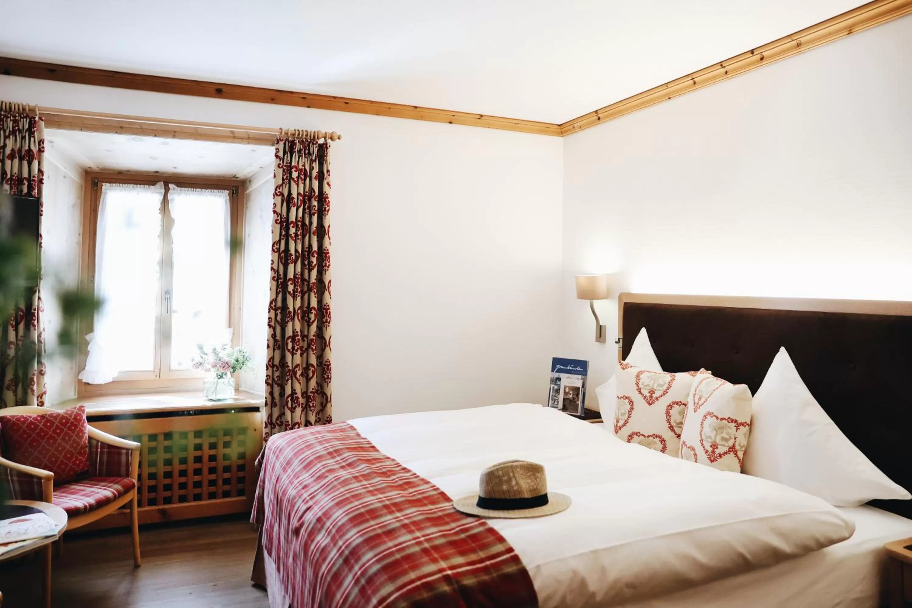 Bedroom, Bed in Hotel Steinbock Pontresina