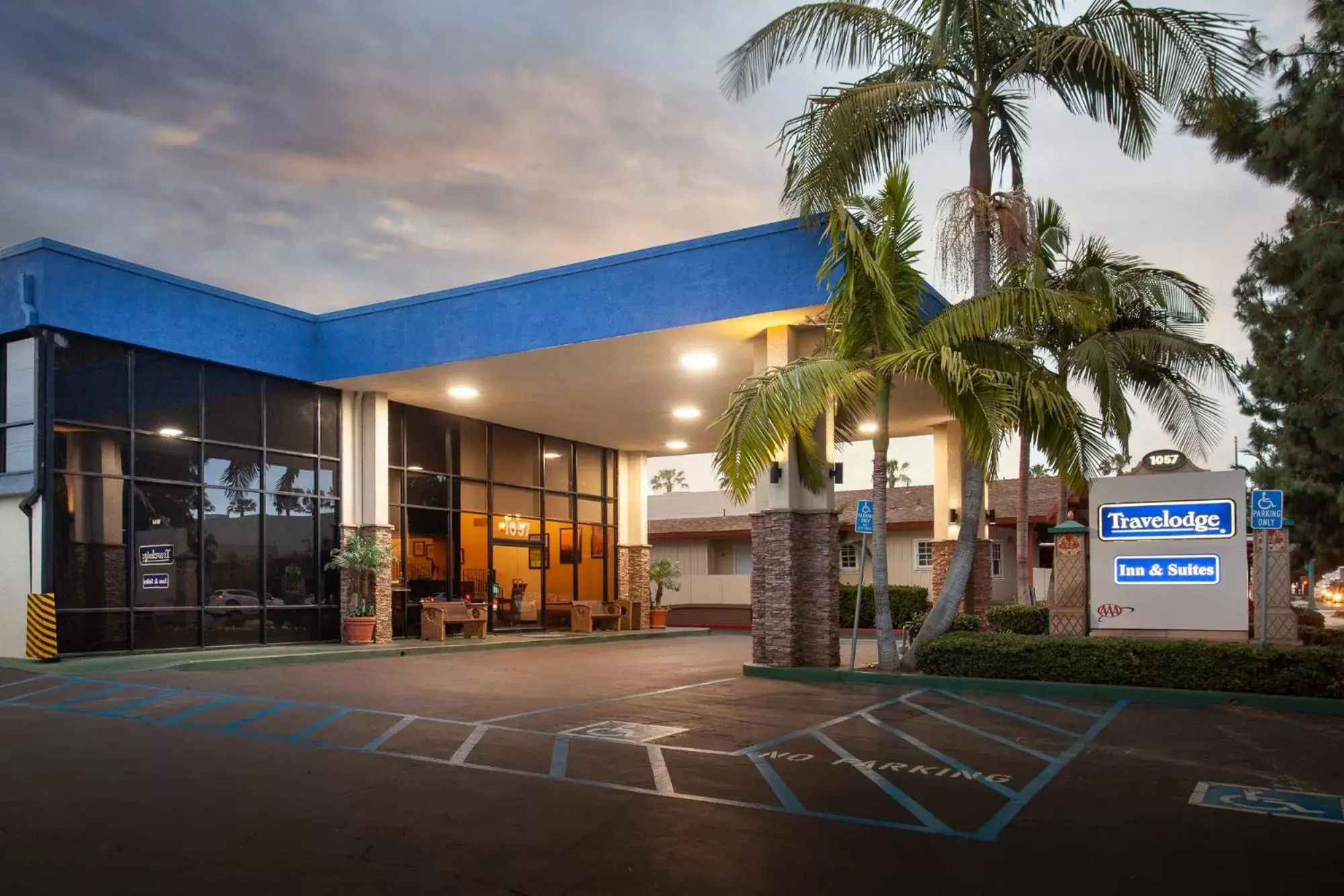 Facade/entrance in Travelodge Inn & Suites by Wyndham Anaheim on Disneyland Dr