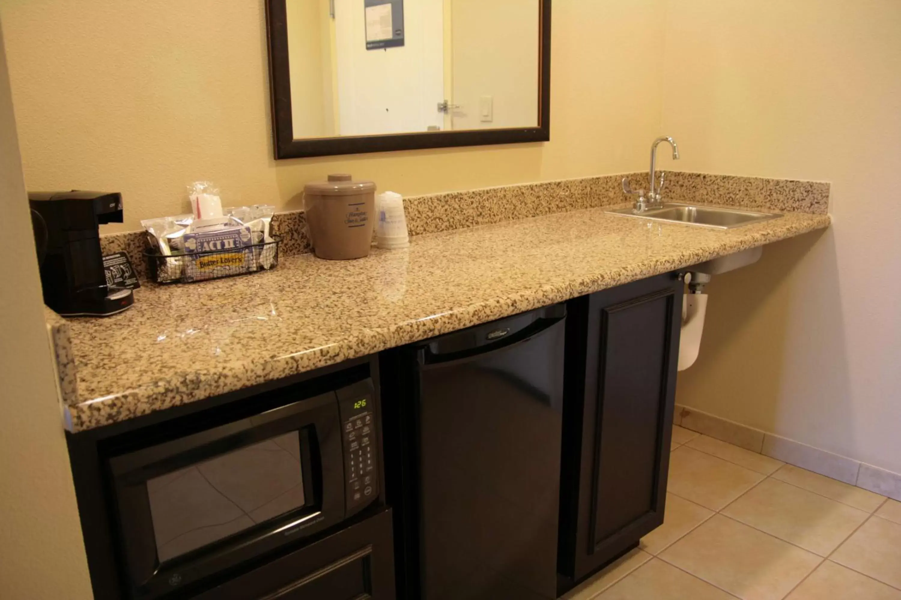 Kitchen or kitchenette, Bathroom in Hampton Inn & Suites Austin Cedar Park-Lakeline