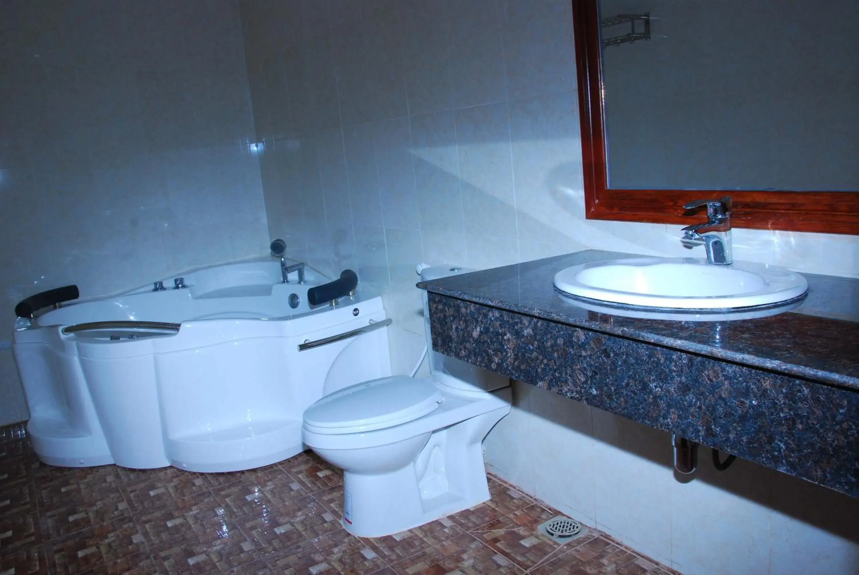 Bathroom in Emerald Bb Battambang Hotel