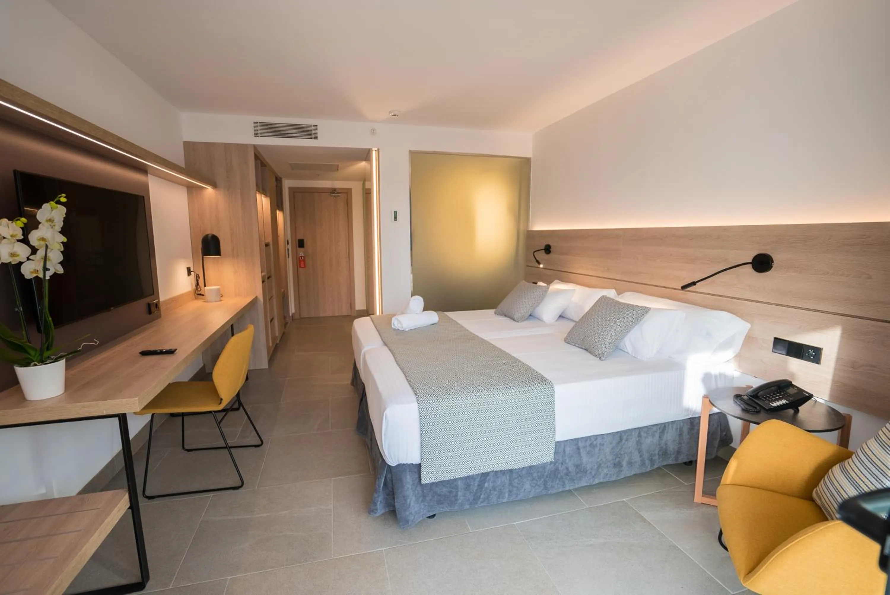 Photo of the whole room, Bed in Hotel Morlans Suites - Adults Only