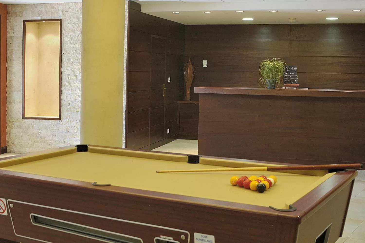 Billiard in Appart Hotel Lou Castelet
