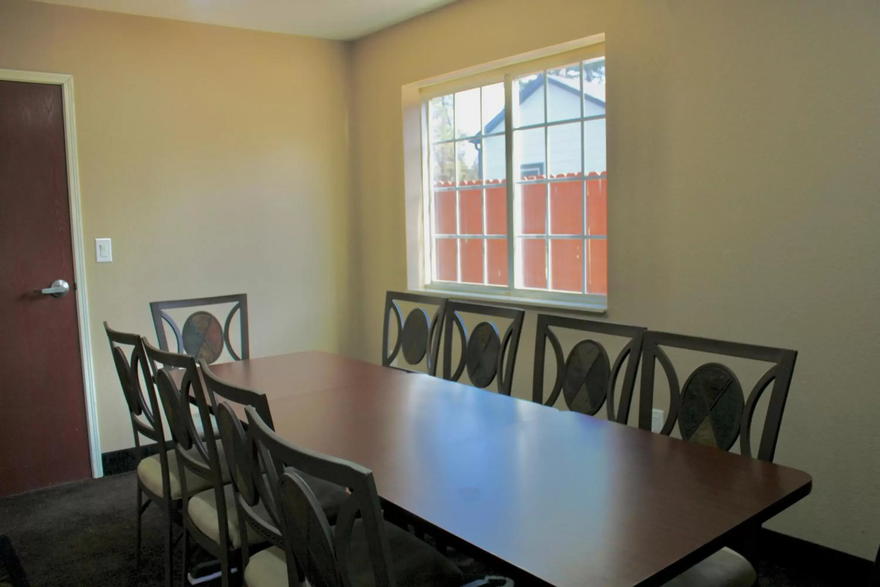 Communal lounge/ TV room, Dining Area in HomeTown Inn & Suites