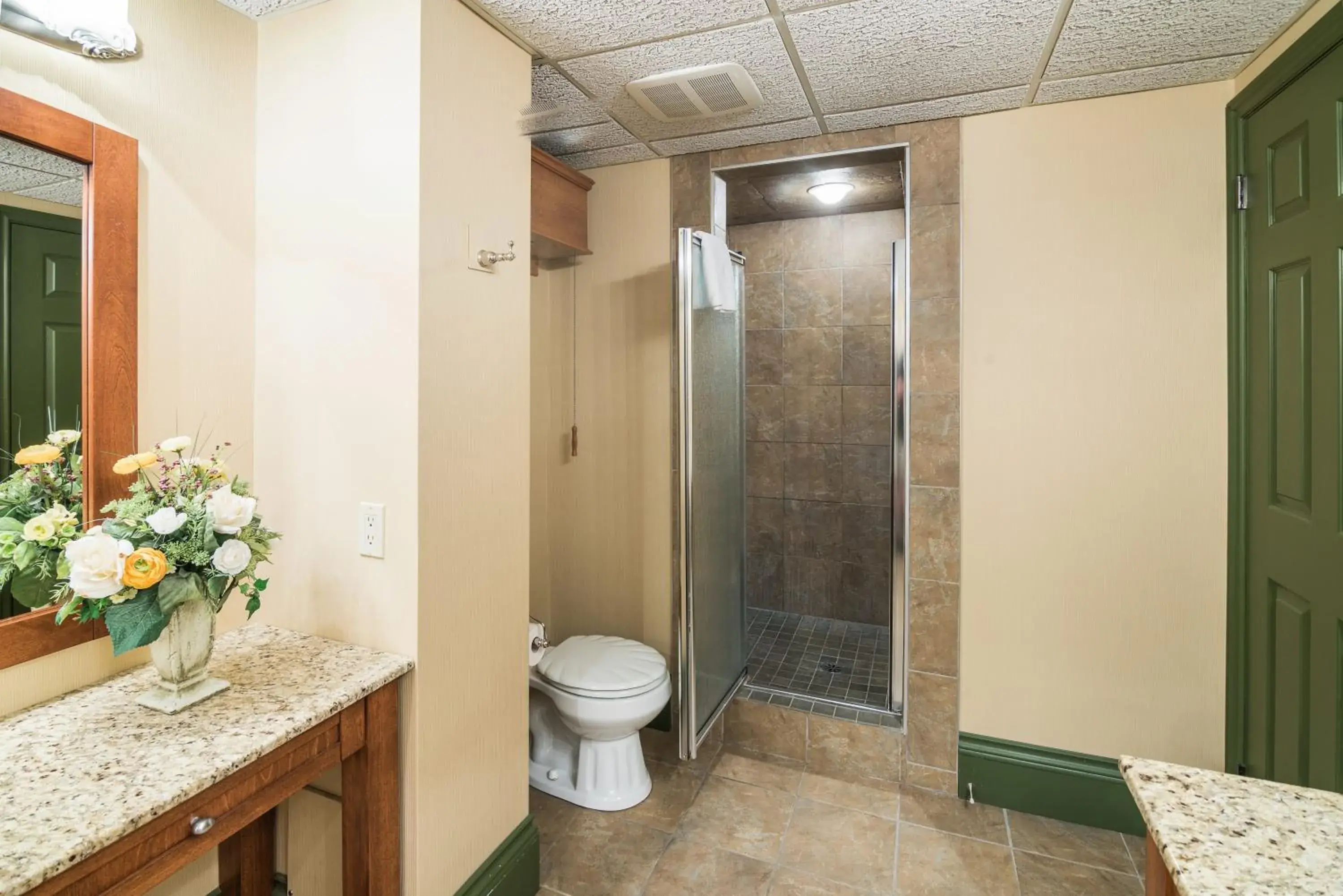 Shower, Bathroom in Ramada by Wyndham Thunder Bay Airlane Hotel