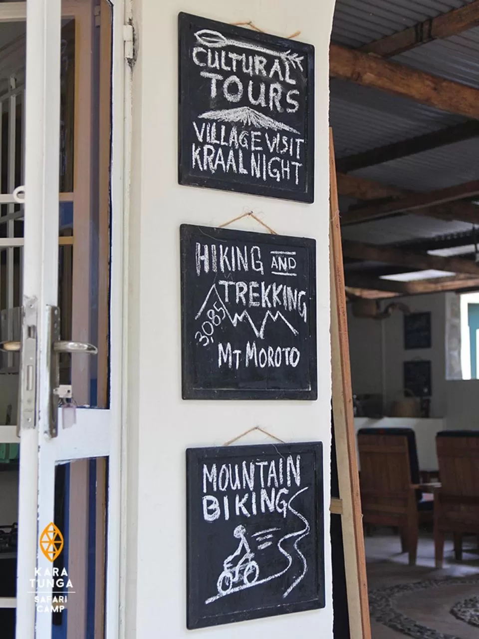 Lounge or bar in Kara-Tunga Safari Camp