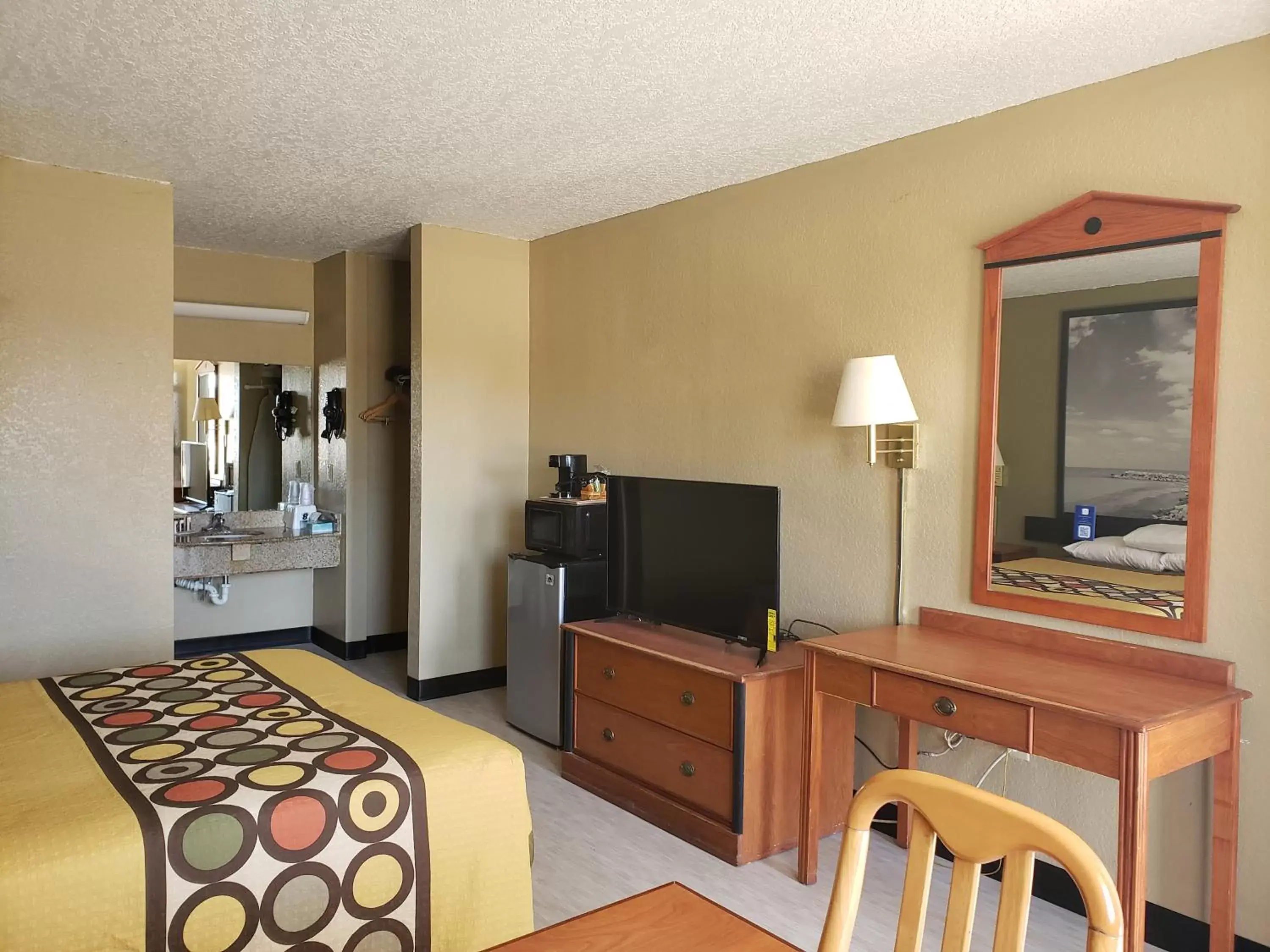 TV and multimedia, TV/Entertainment Center in Super 8 by Wyndham Arkadelphia Caddo Valley Area